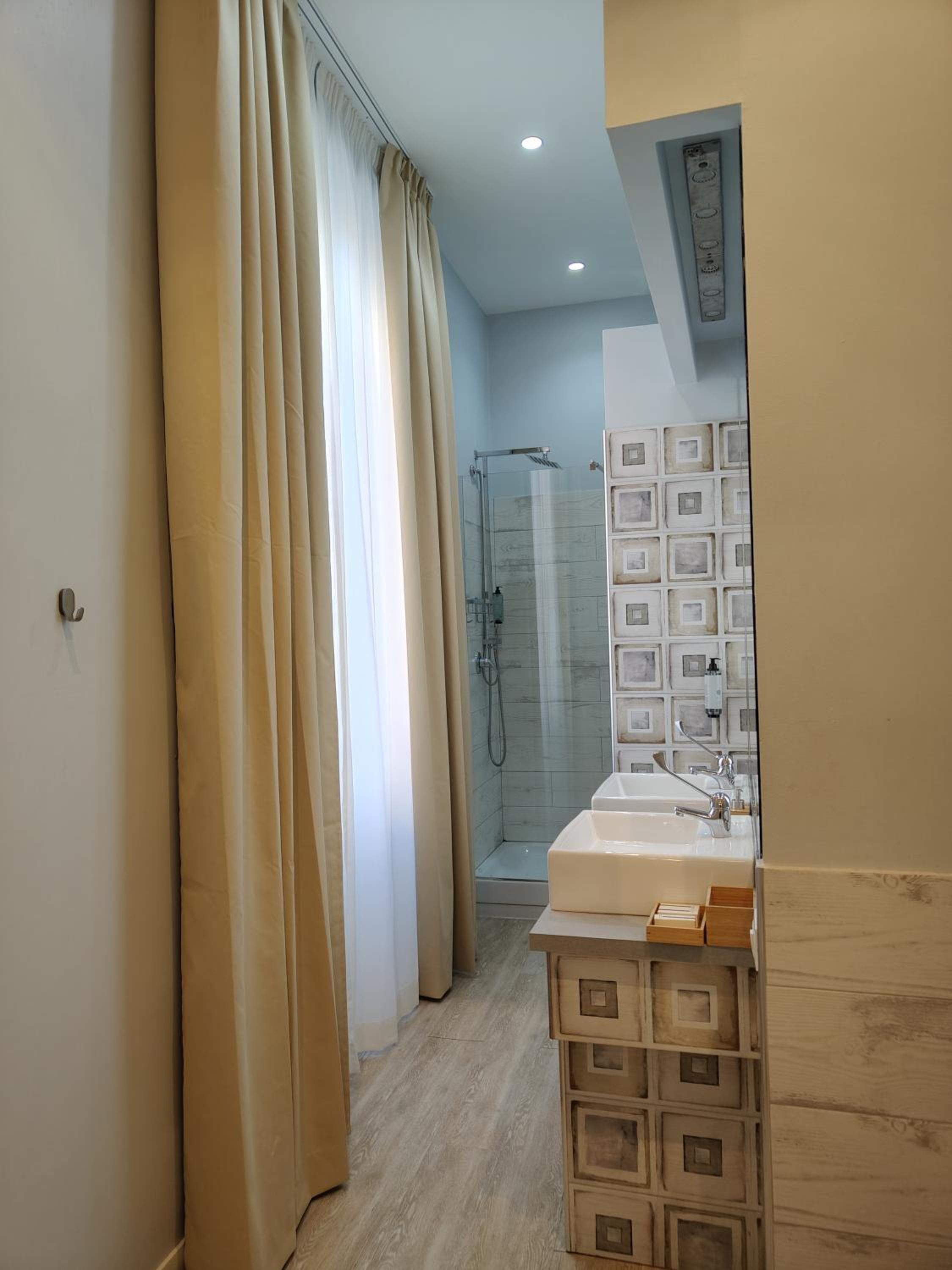 AmoRoma Suite