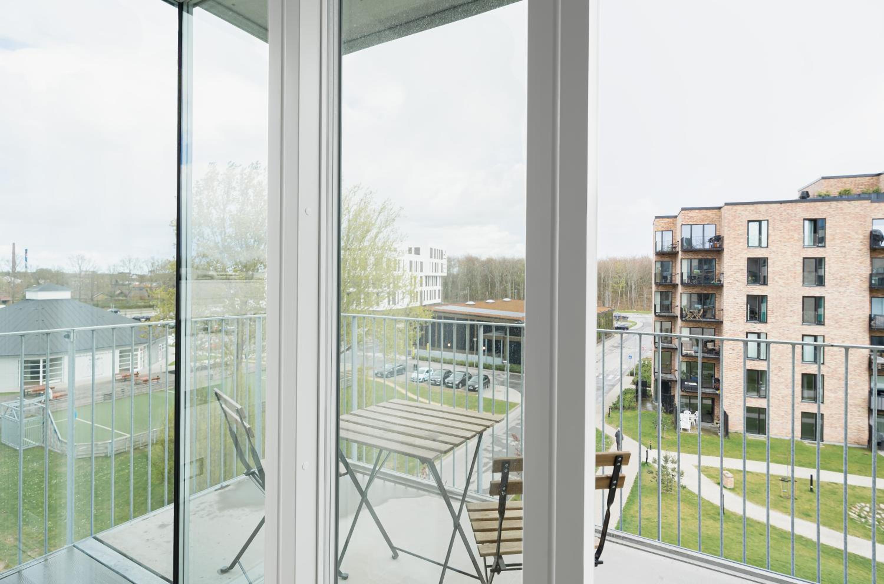 Top quality 1-bed w balcony view 2