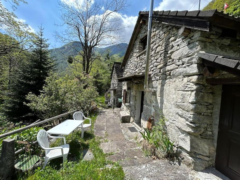 Rustico sul fiume Verzasca