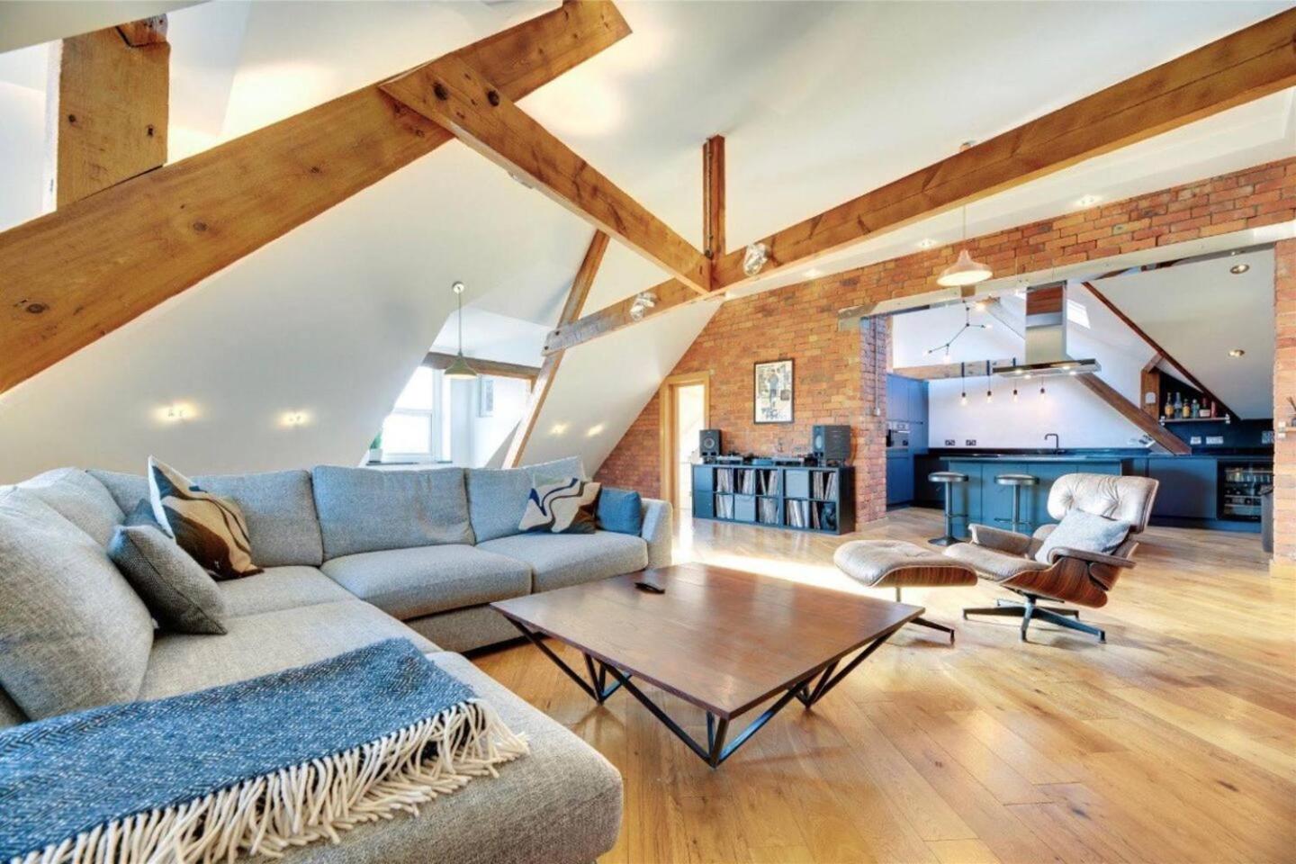 Very spacious 2 BDRM flat view 2