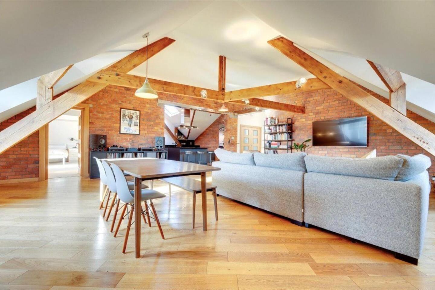 Very spacious 2 BDRM flat view 3