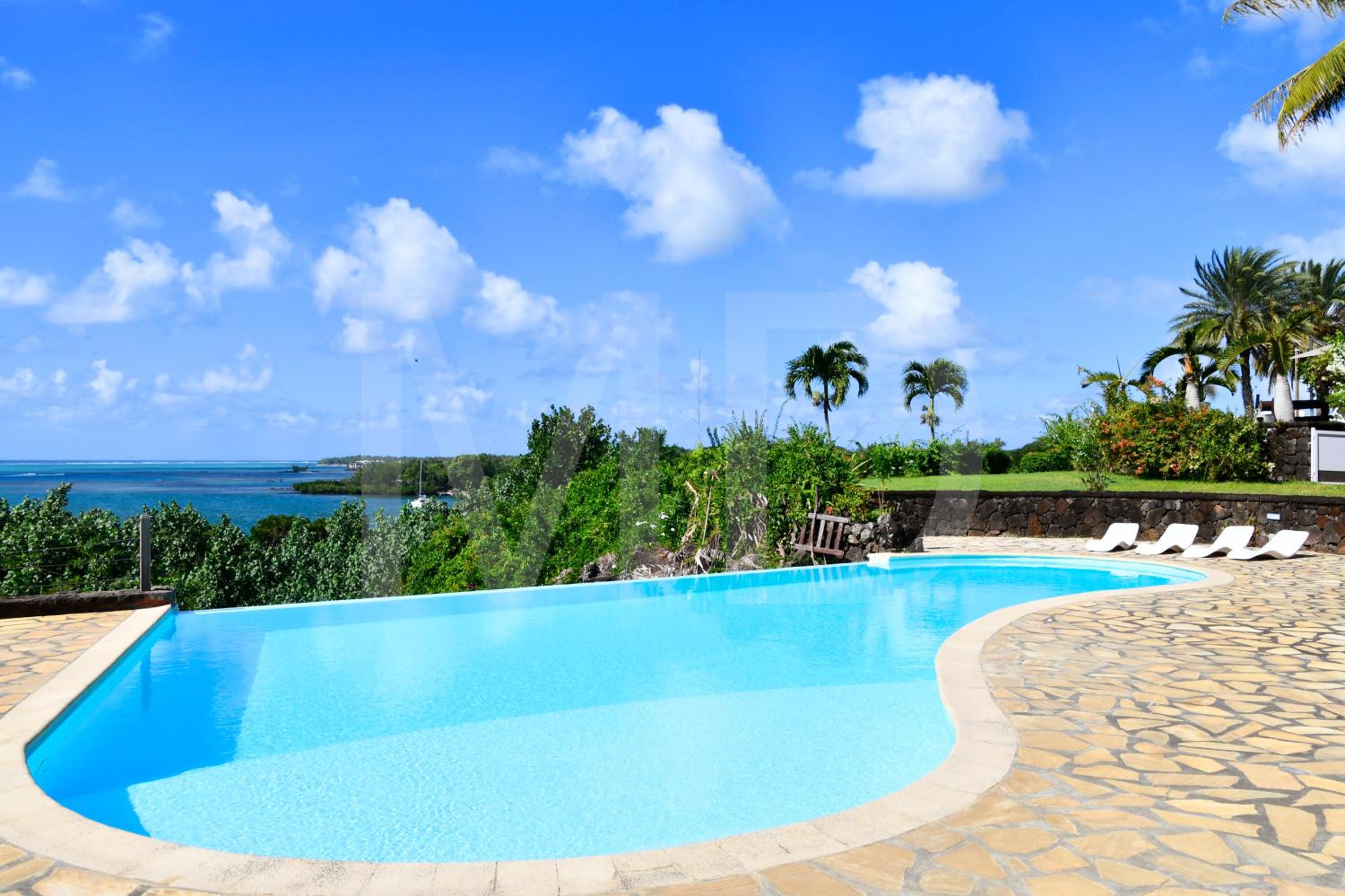 Villa Maya oceanfront with pool, jaccuzzi, wifi, jets in bathroom photo 3