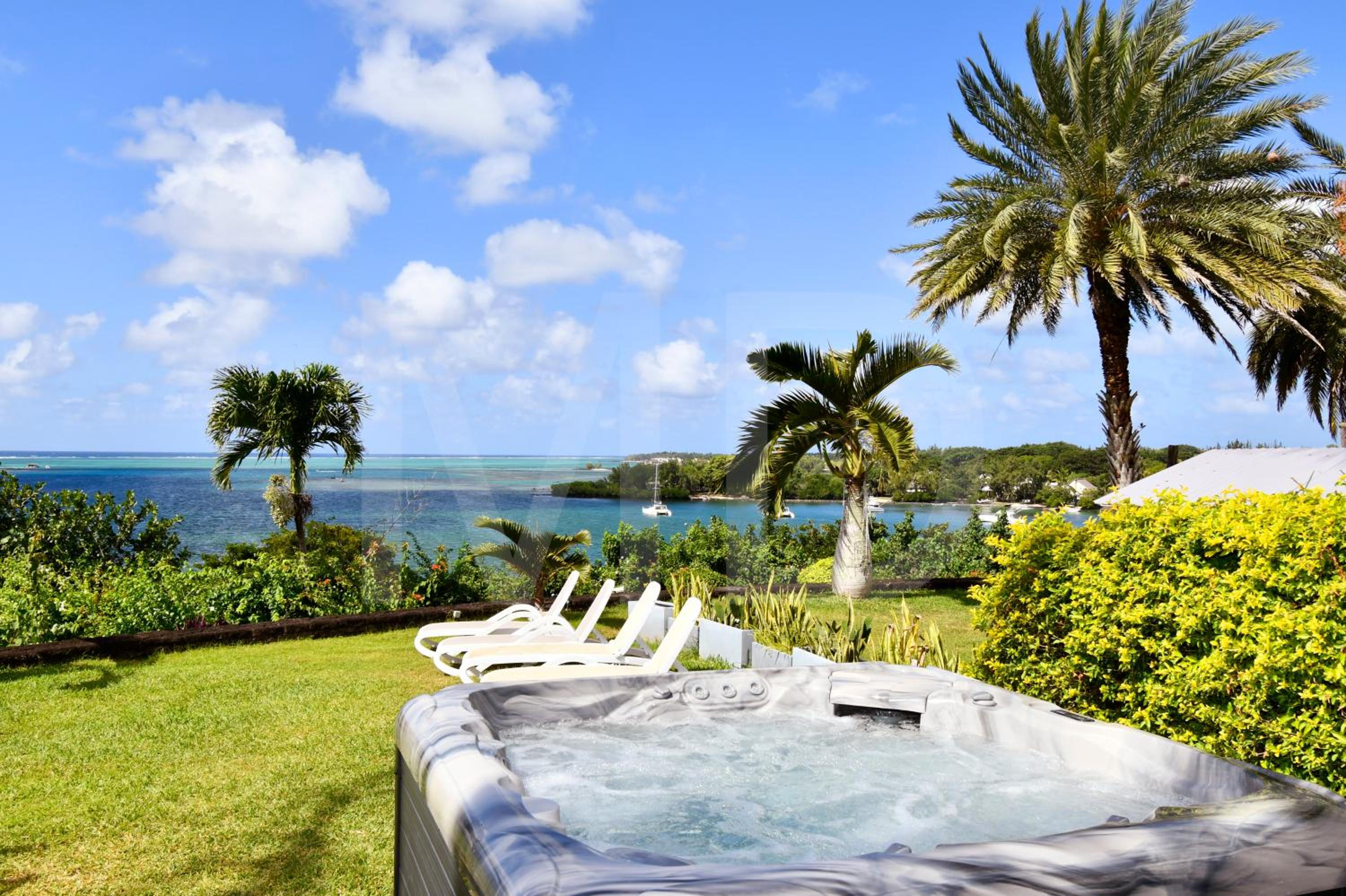 Villa Maya oceanfront with pool, jaccuzzi, wifi, jets in bathroom photo 4