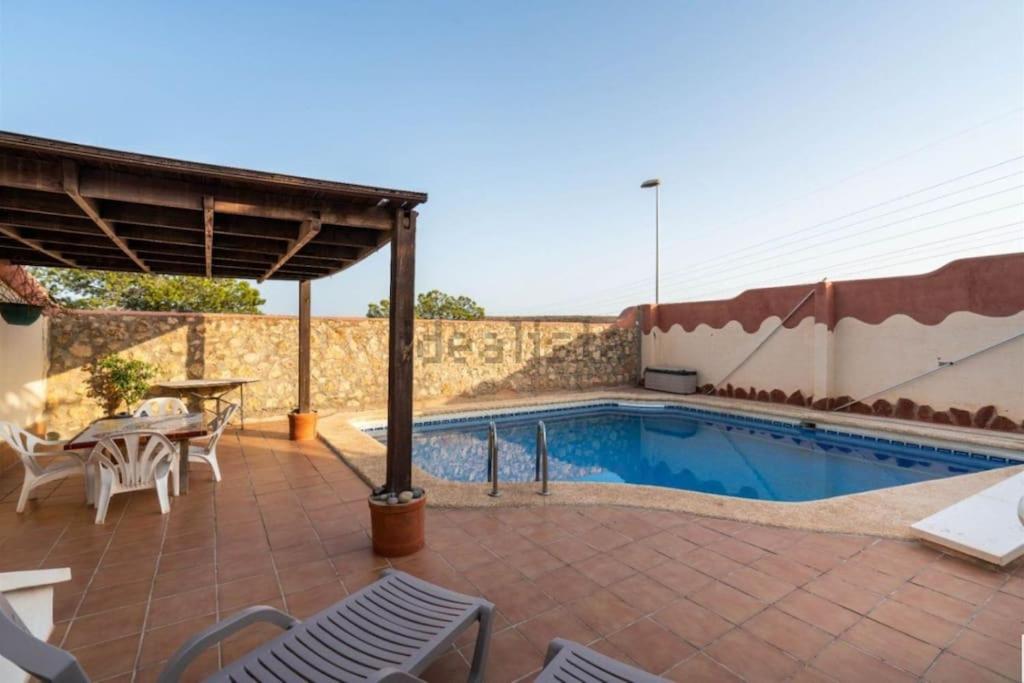 Chalet con piscina cerca A 92 en urbanización club tenis view 5