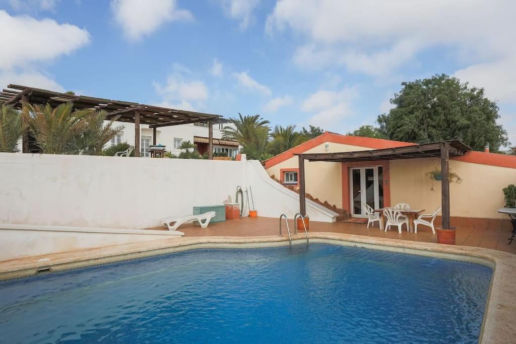 Chalet con piscina cerca A 92 en urbanización club tenis view 4