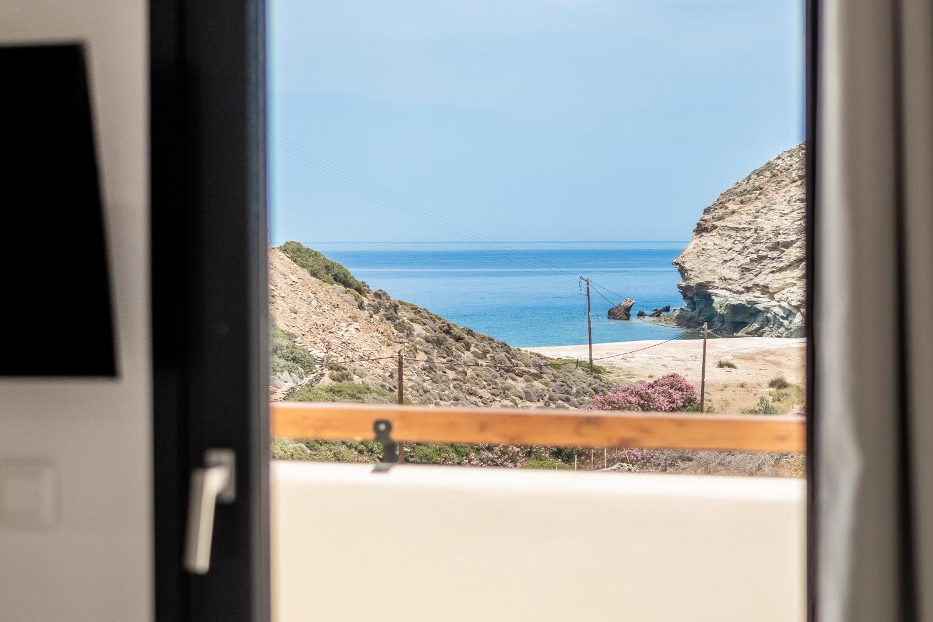 Alia Andros view 3
