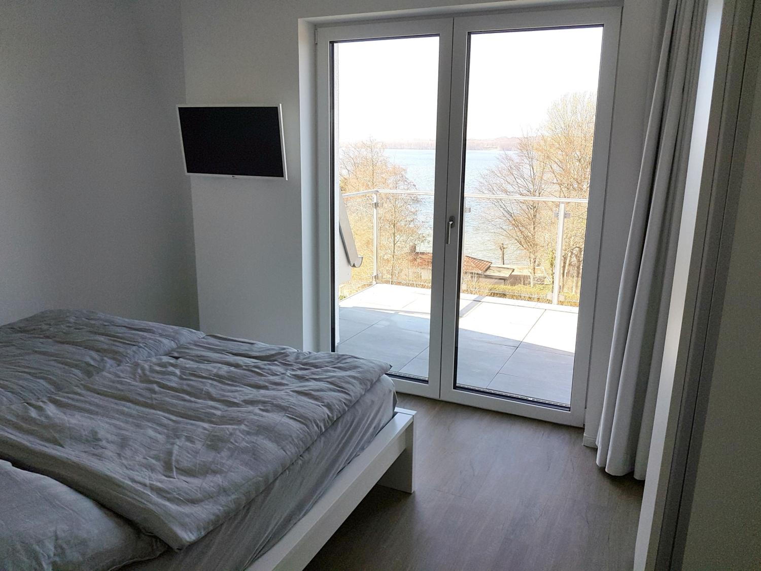 Neubau-Ferienwohnung mit Panorama-Seeblick