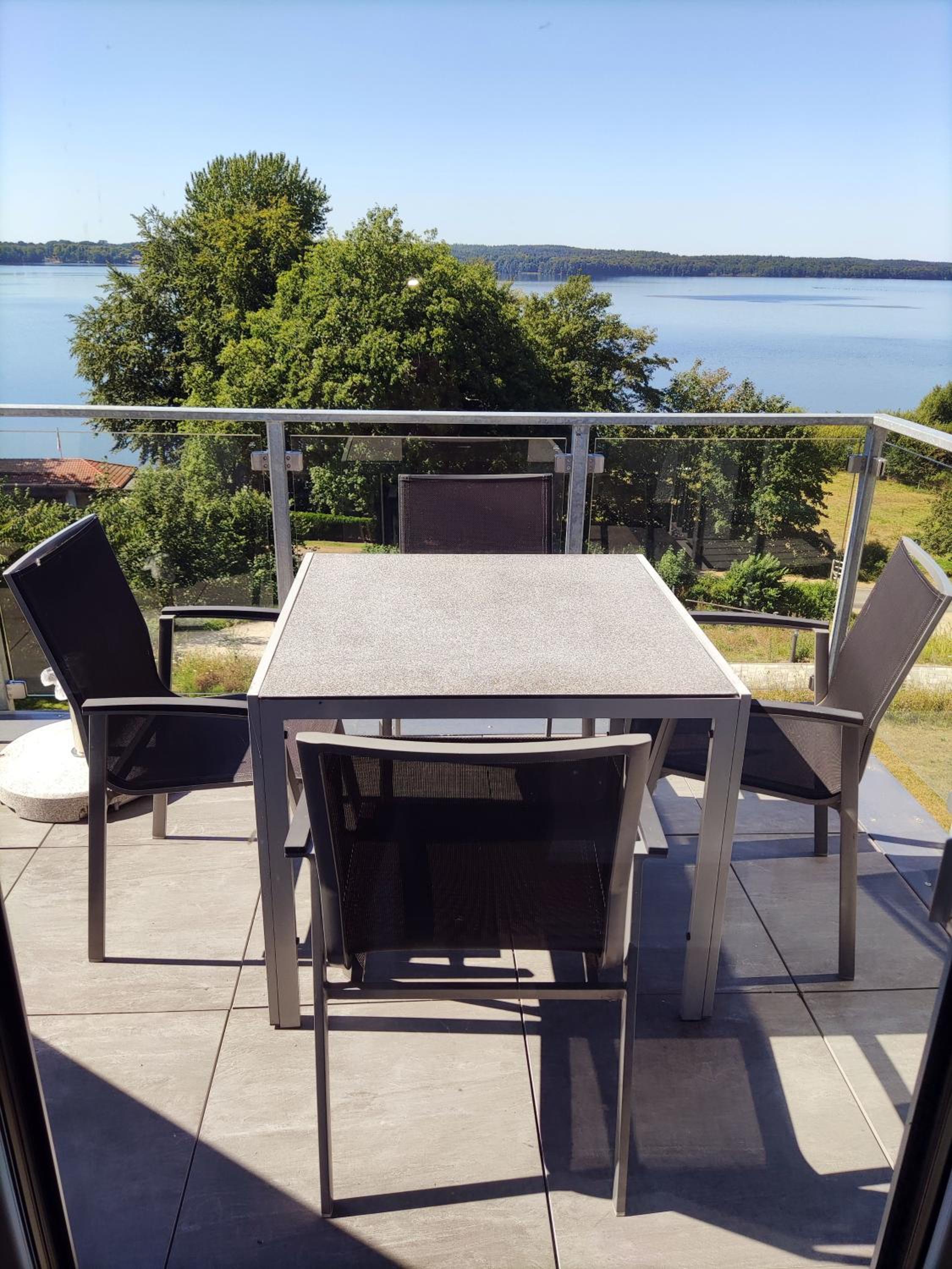 Neubau-Ferienwohnung mit Panorama-Seeblick