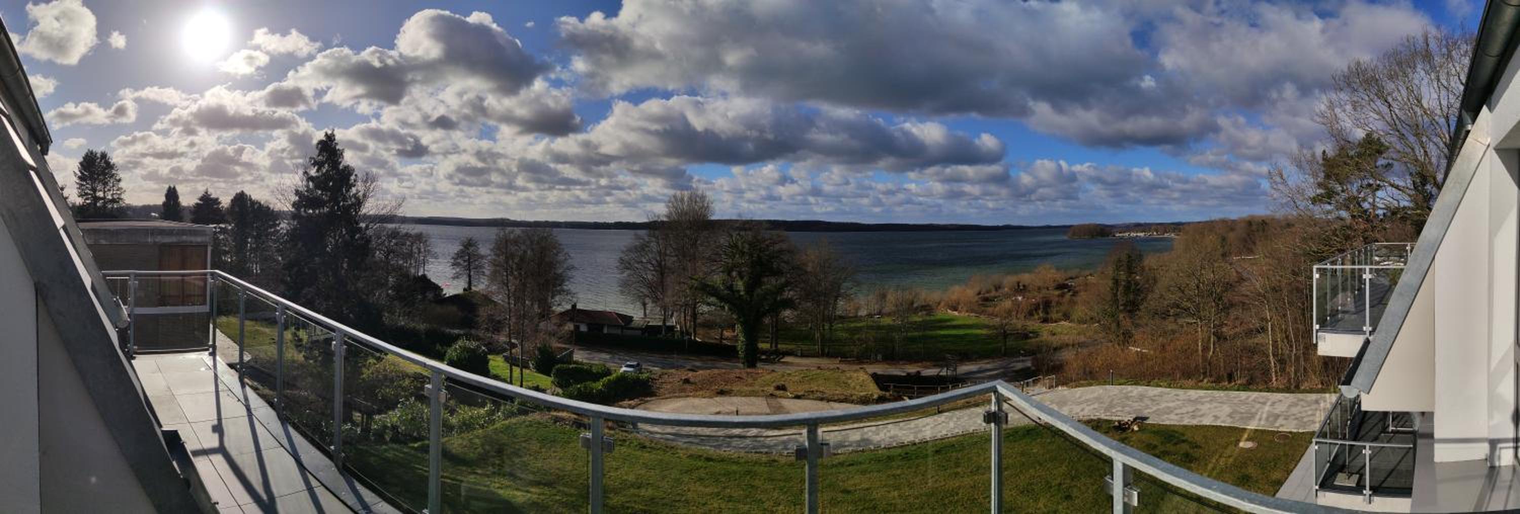 Neubau-Ferienwohnung mit Panorama-Seeblick