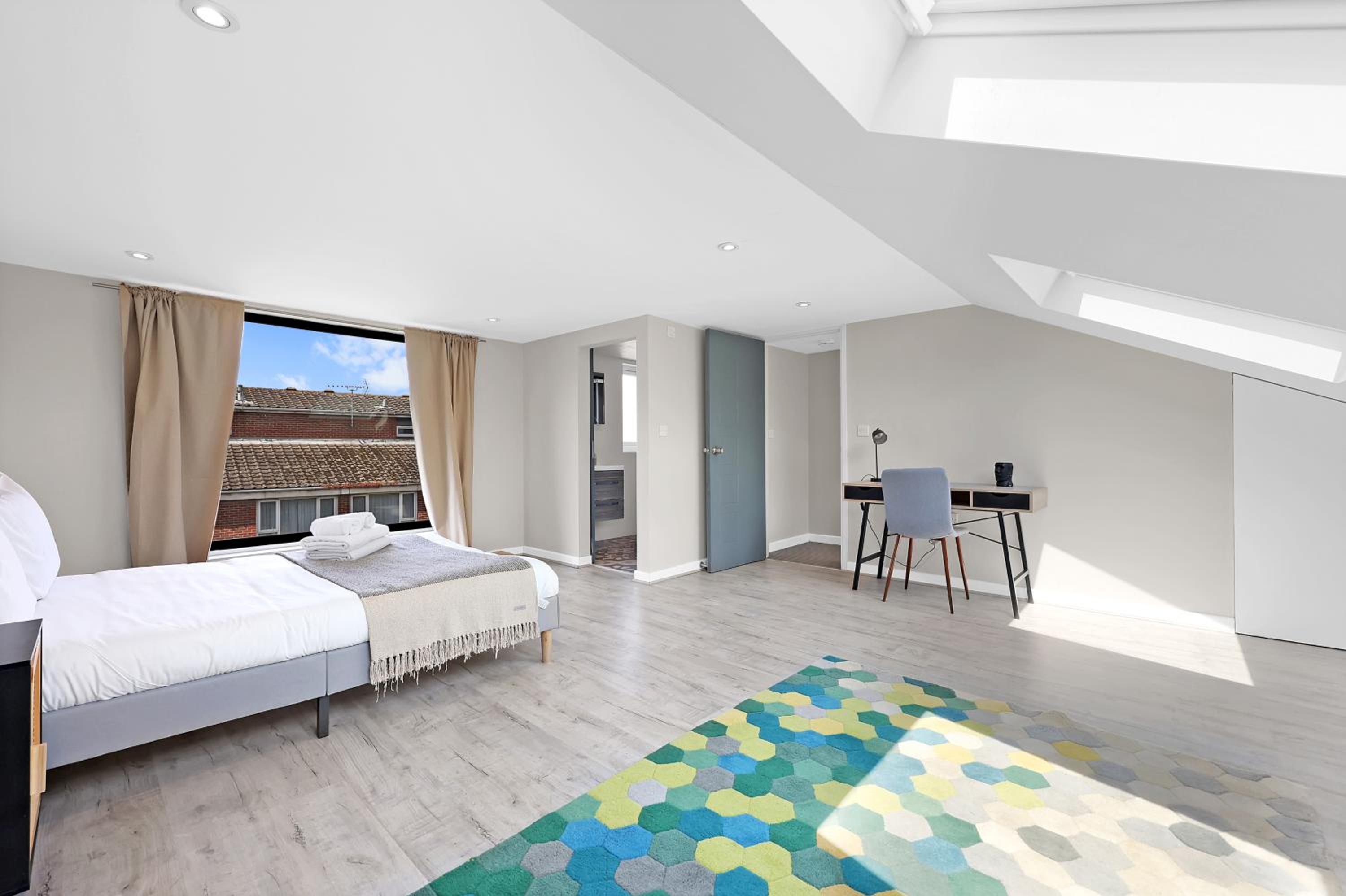 4-bedhouse with parking in Greenwich! Sleeps 10!