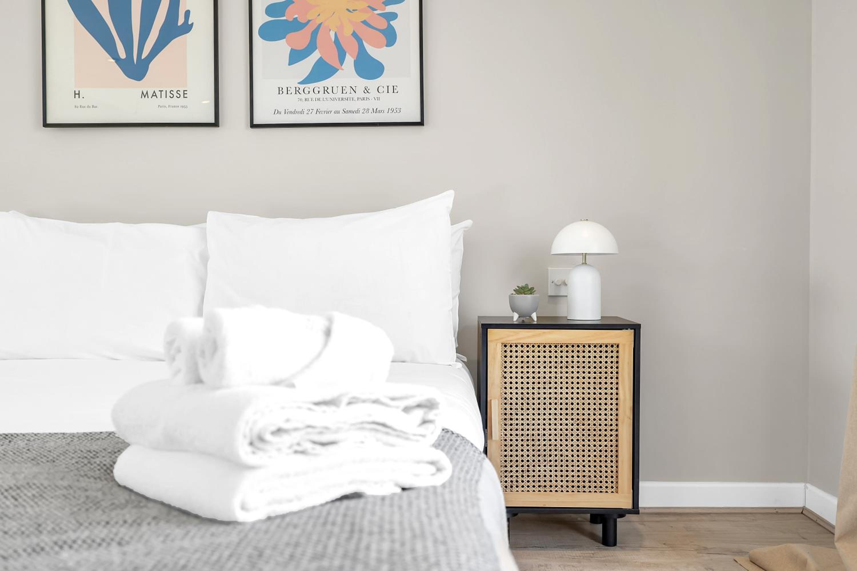 4-bedhouse with parking in Greenwich! Sleeps 10!