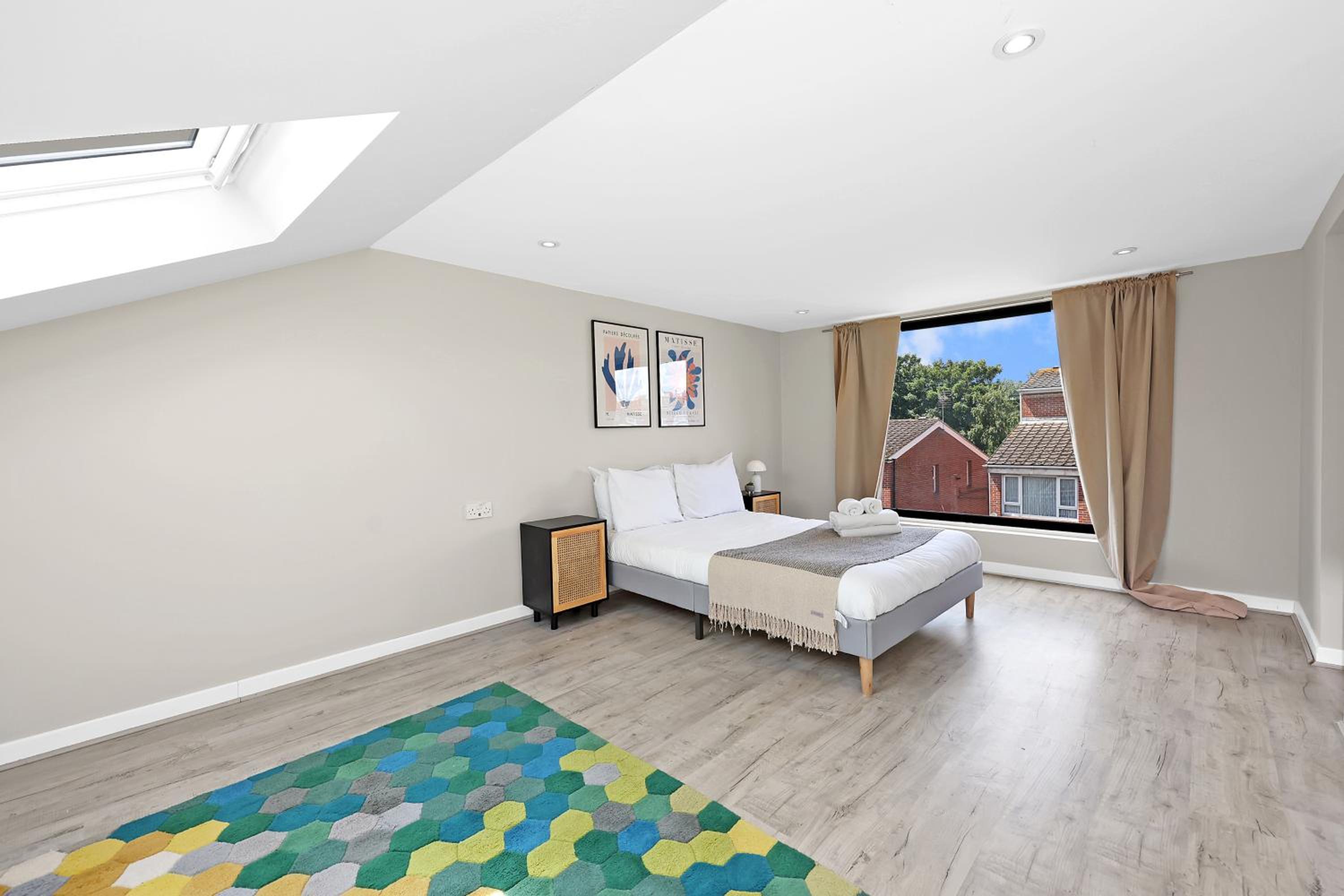 4-bedhouse with parking in Greenwich! Sleeps 10!