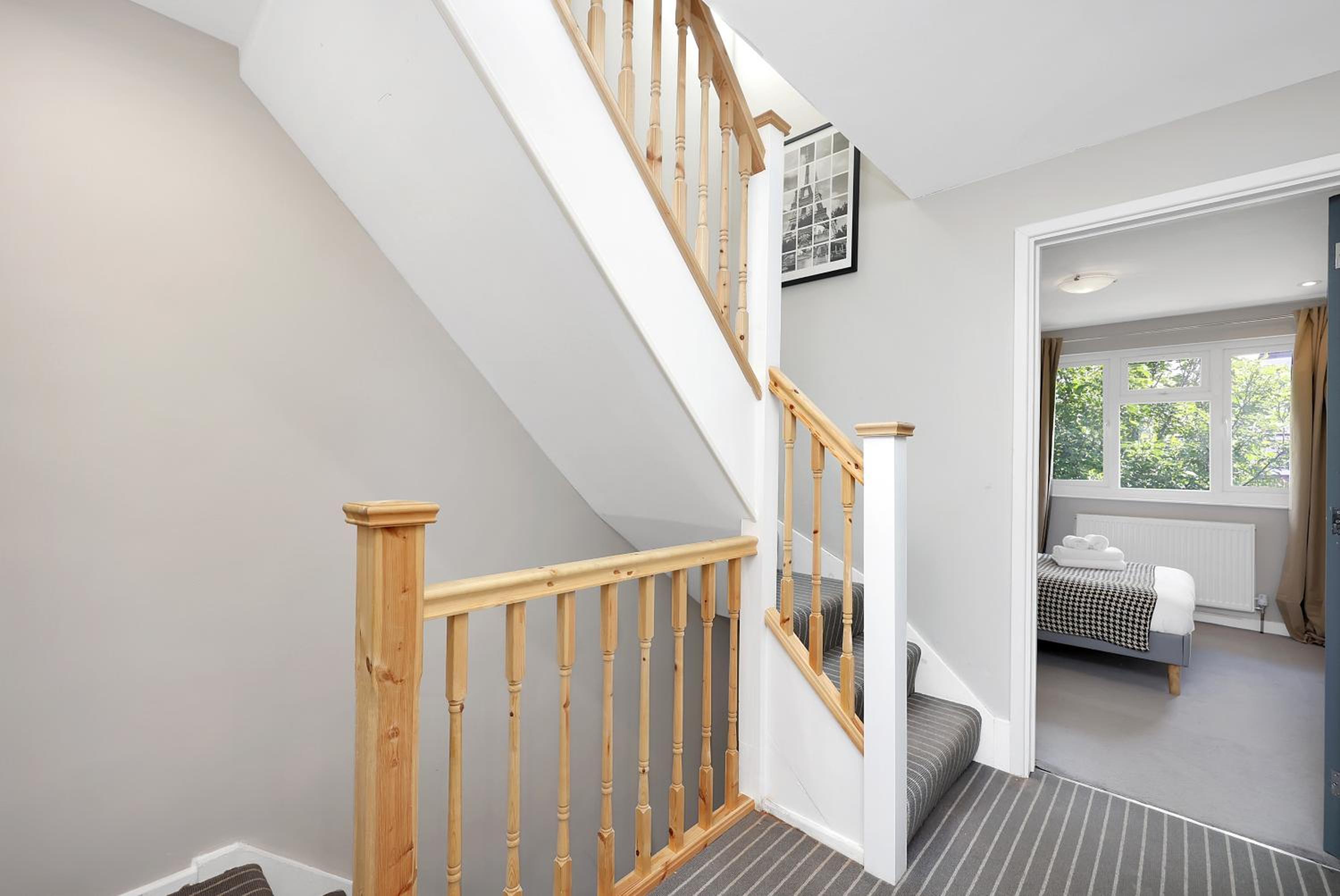 4-bedhouse with parking in Greenwich! Sleeps 10!