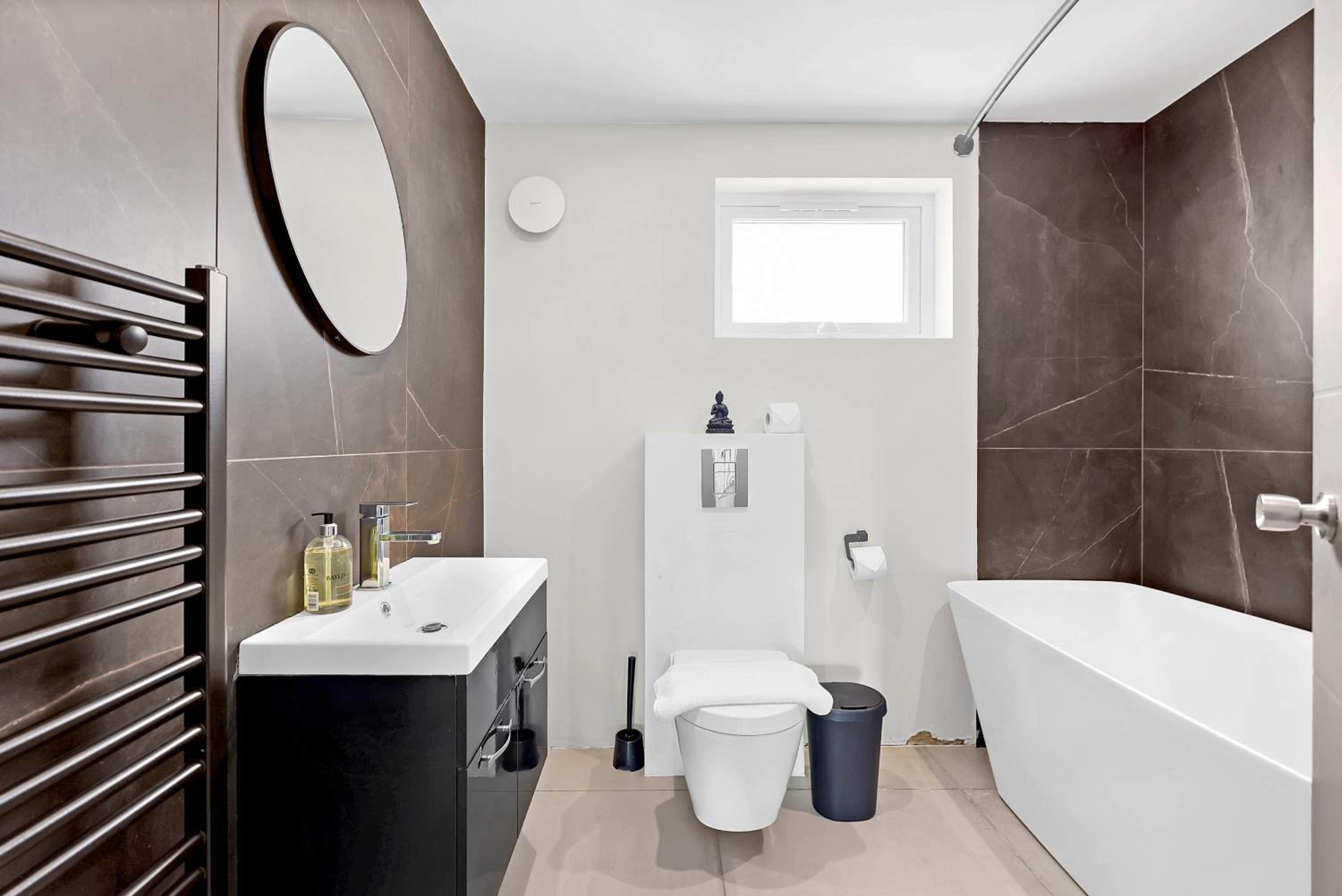 4-bedhouse with parking in Greenwich! Sleeps 10!