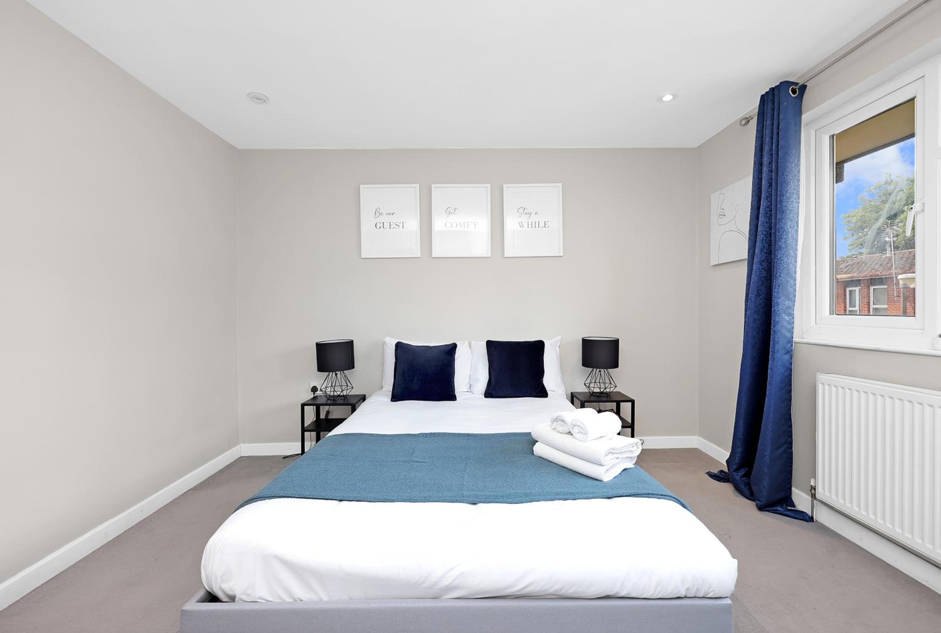 4-bedhouse with parking in Greenwich! Sleeps 10!