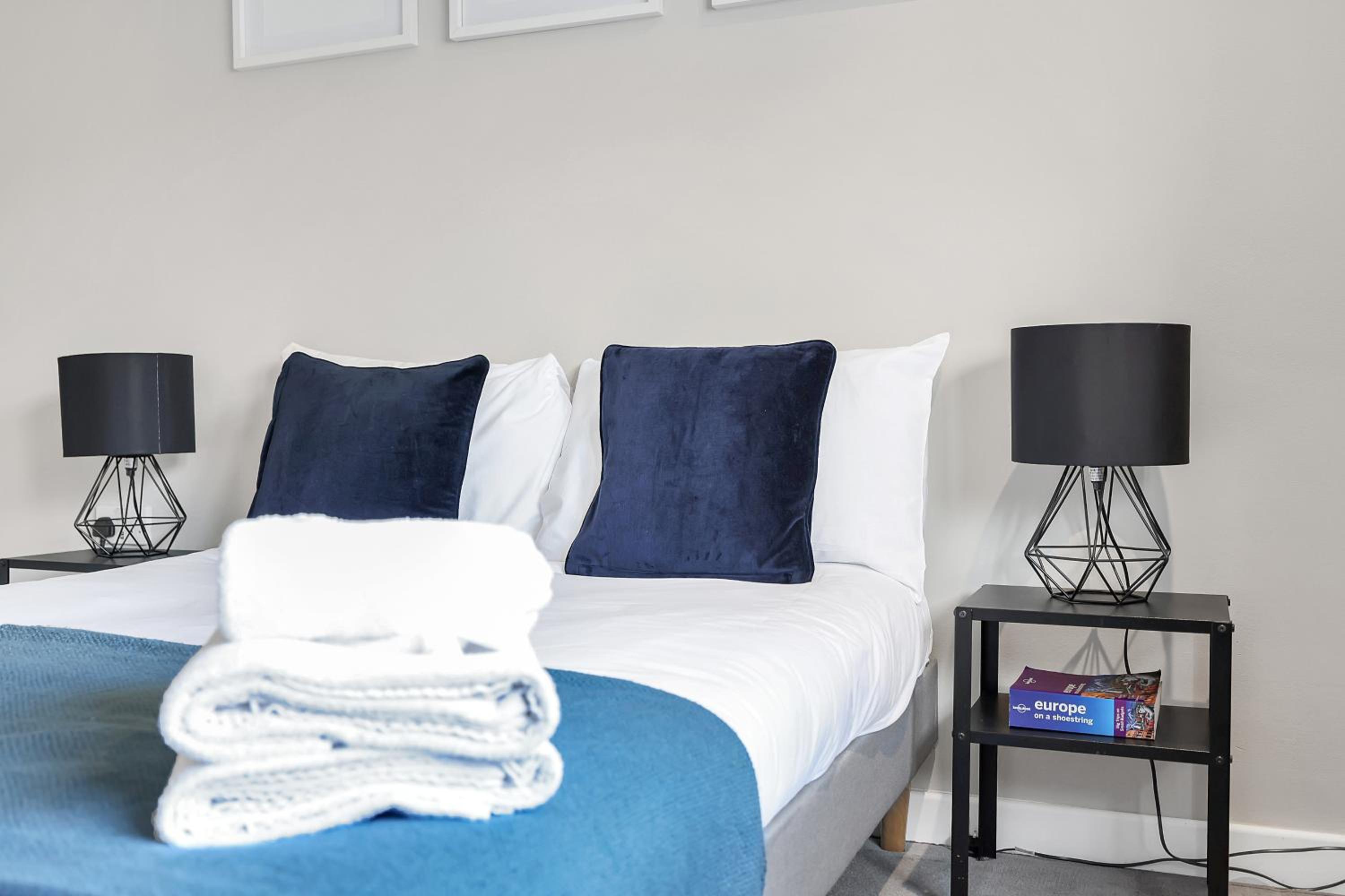 4-bedhouse with parking in Greenwich! Sleeps 10!