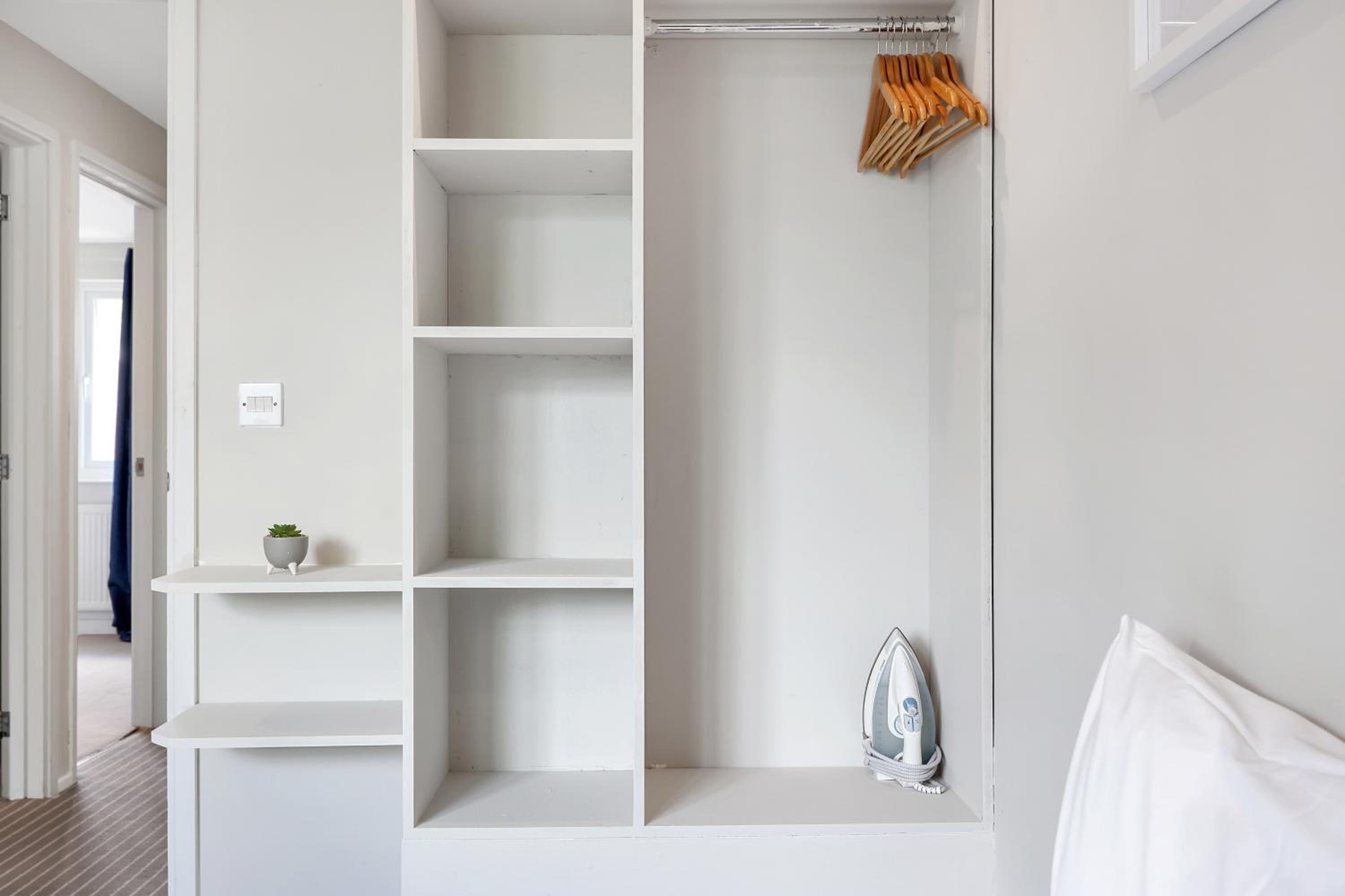 4-bedhouse with parking in Greenwich! Sleeps 10!