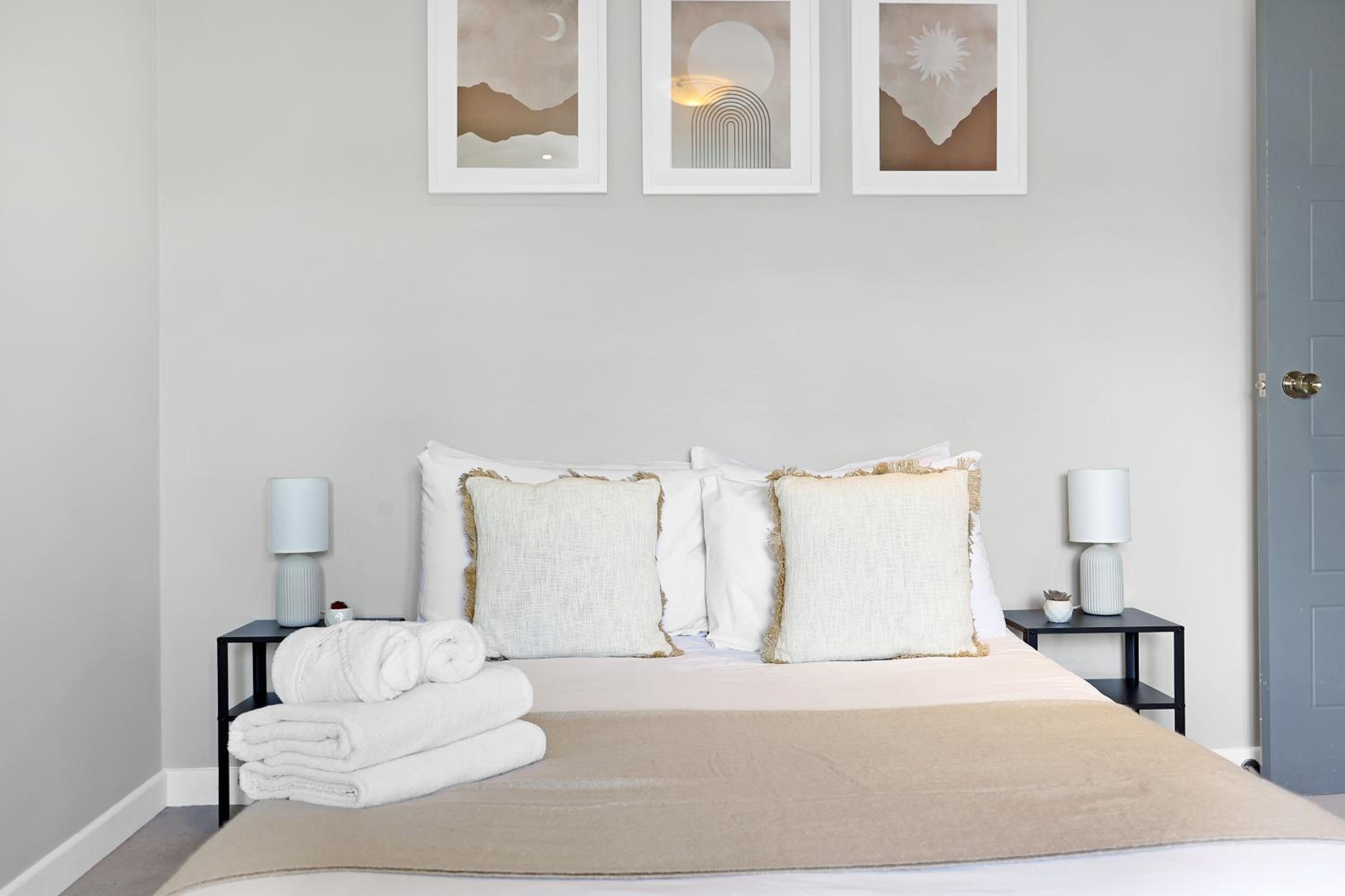 4-bedhouse with parking in Greenwich! Sleeps 10!