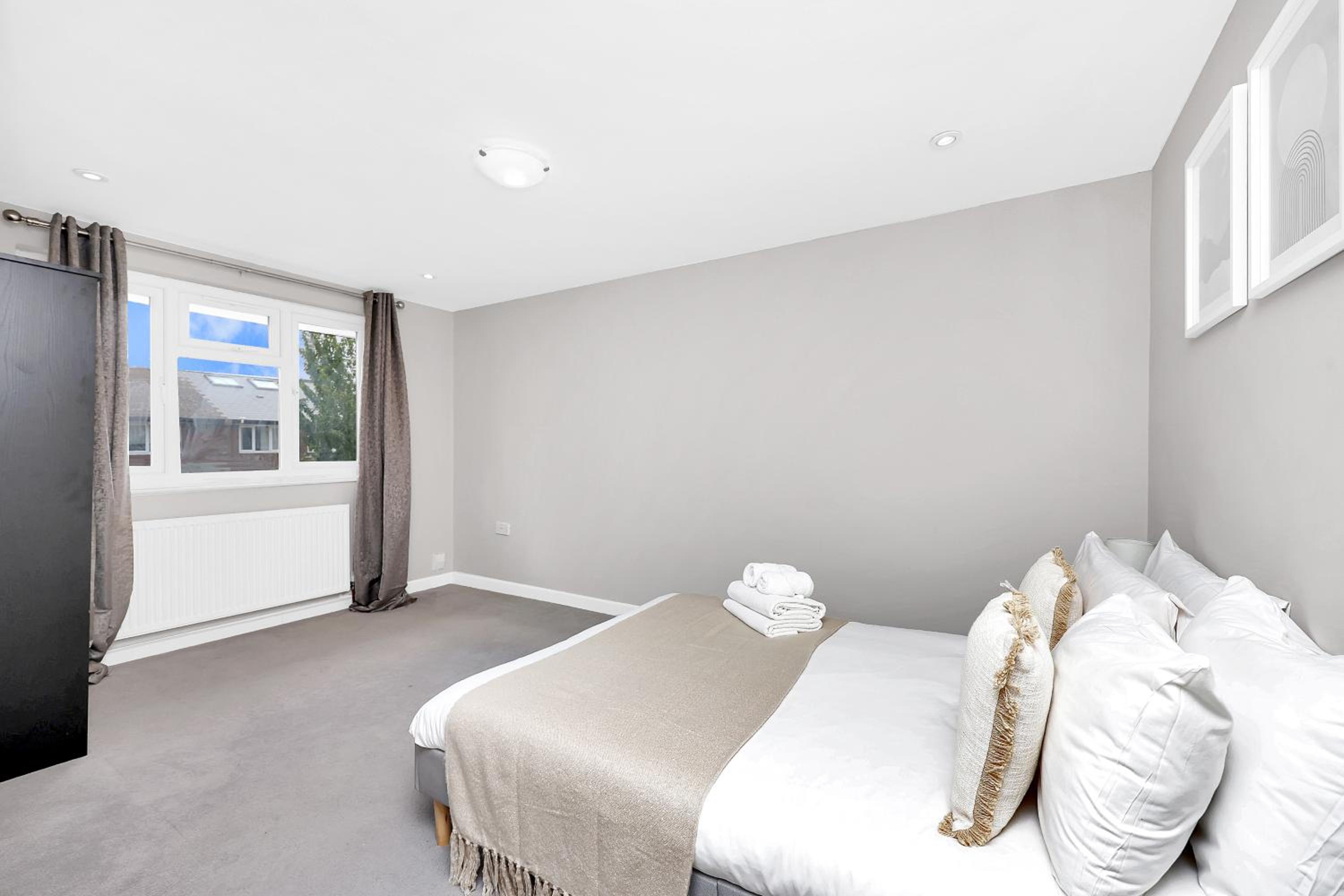 4-bedhouse with parking in Greenwich! Sleeps 10!