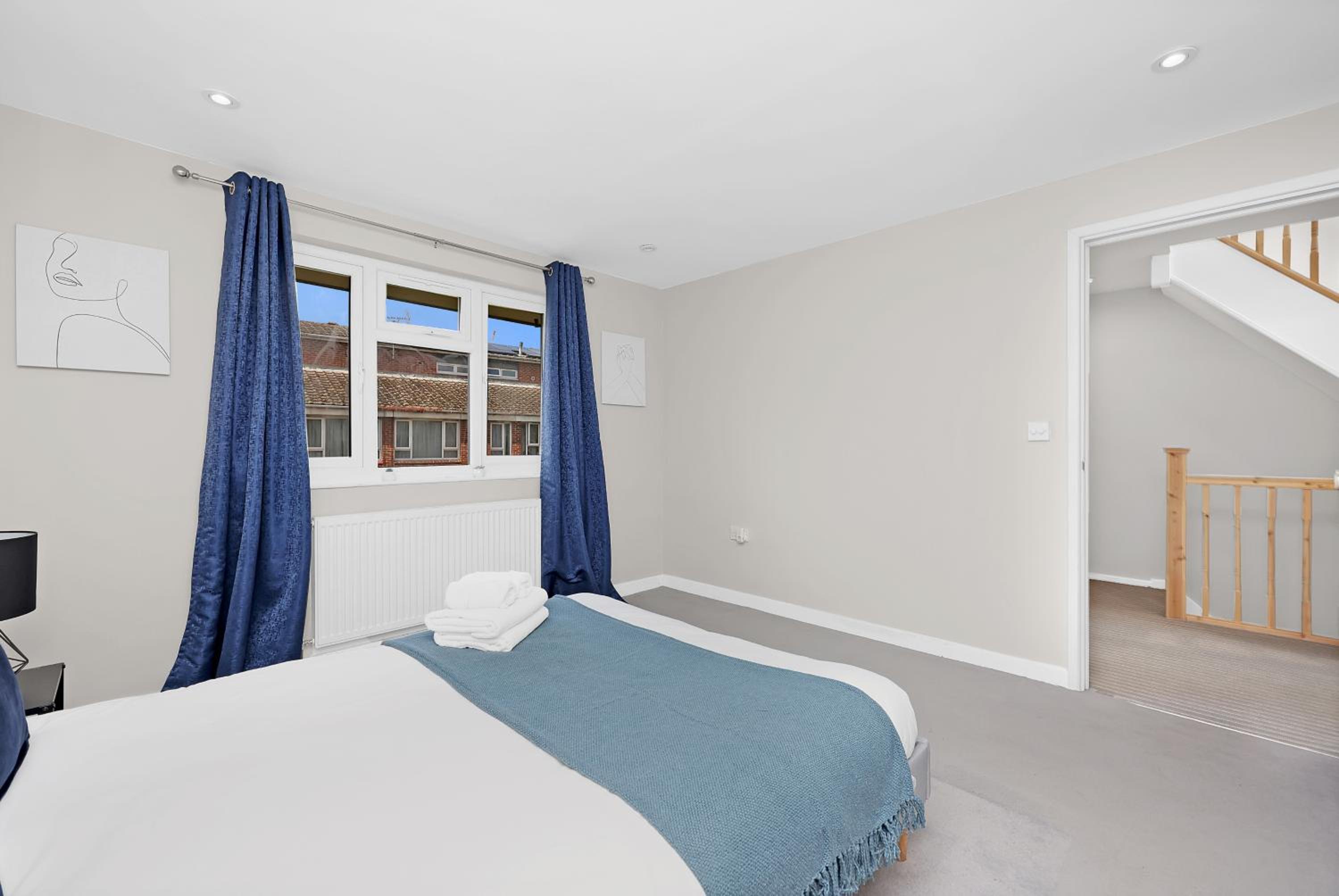 4-bedhouse with parking in Greenwich! Sleeps 10!