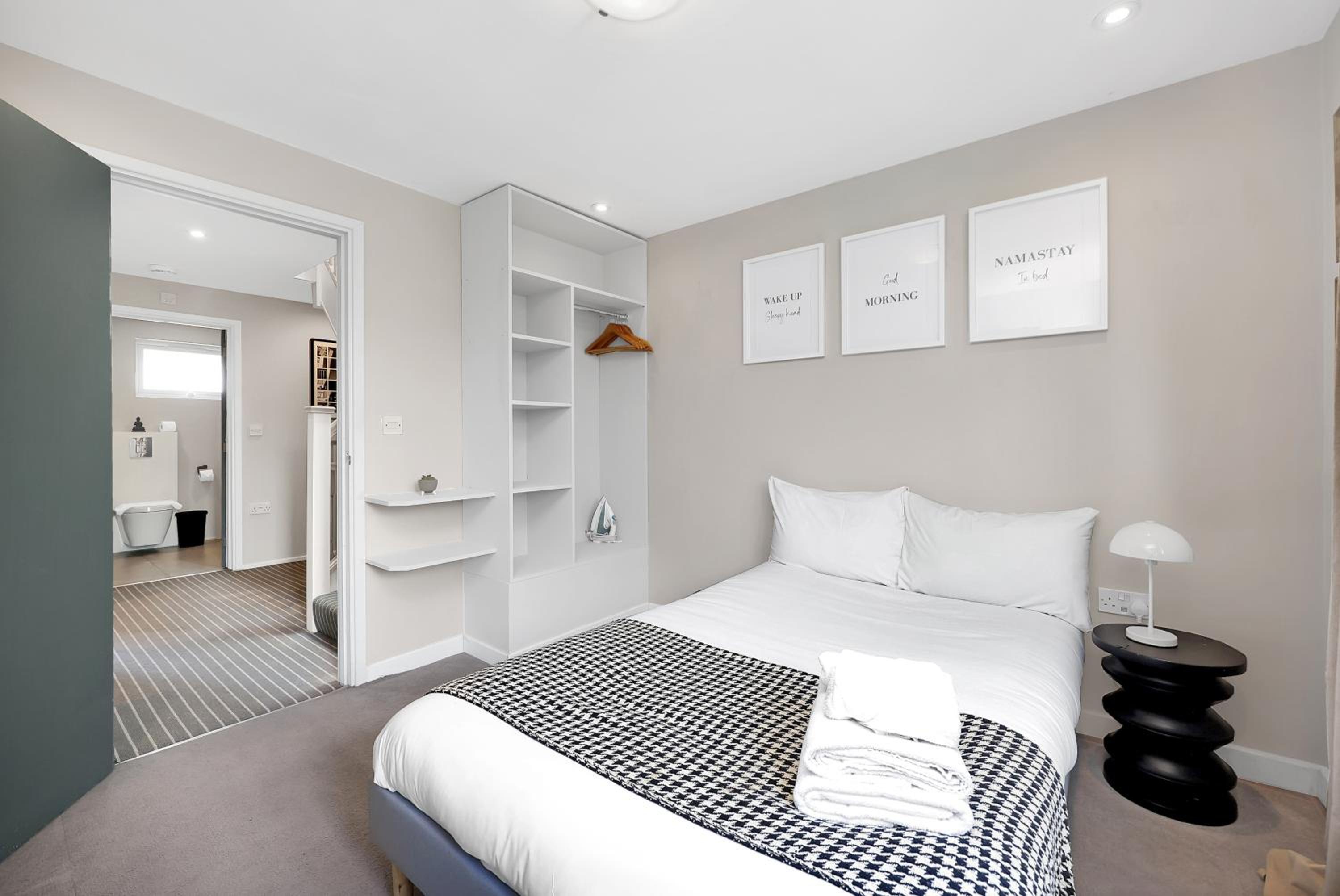 4-bedhouse with parking in Greenwich! Sleeps 10!