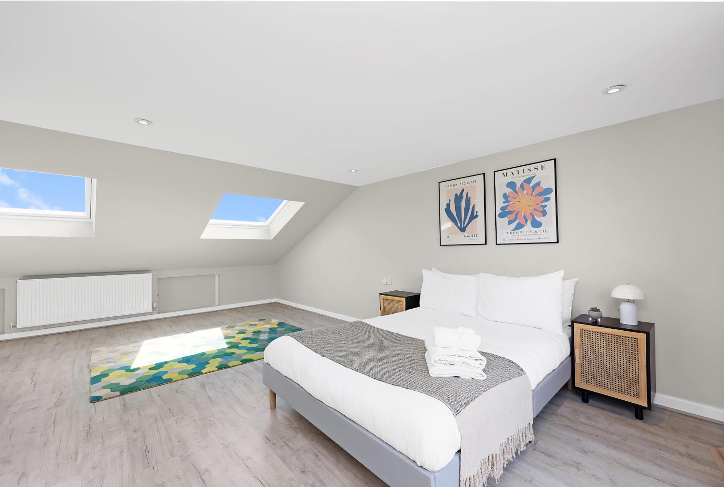 4-bedhouse with parking in Greenwich! Sleeps 10!