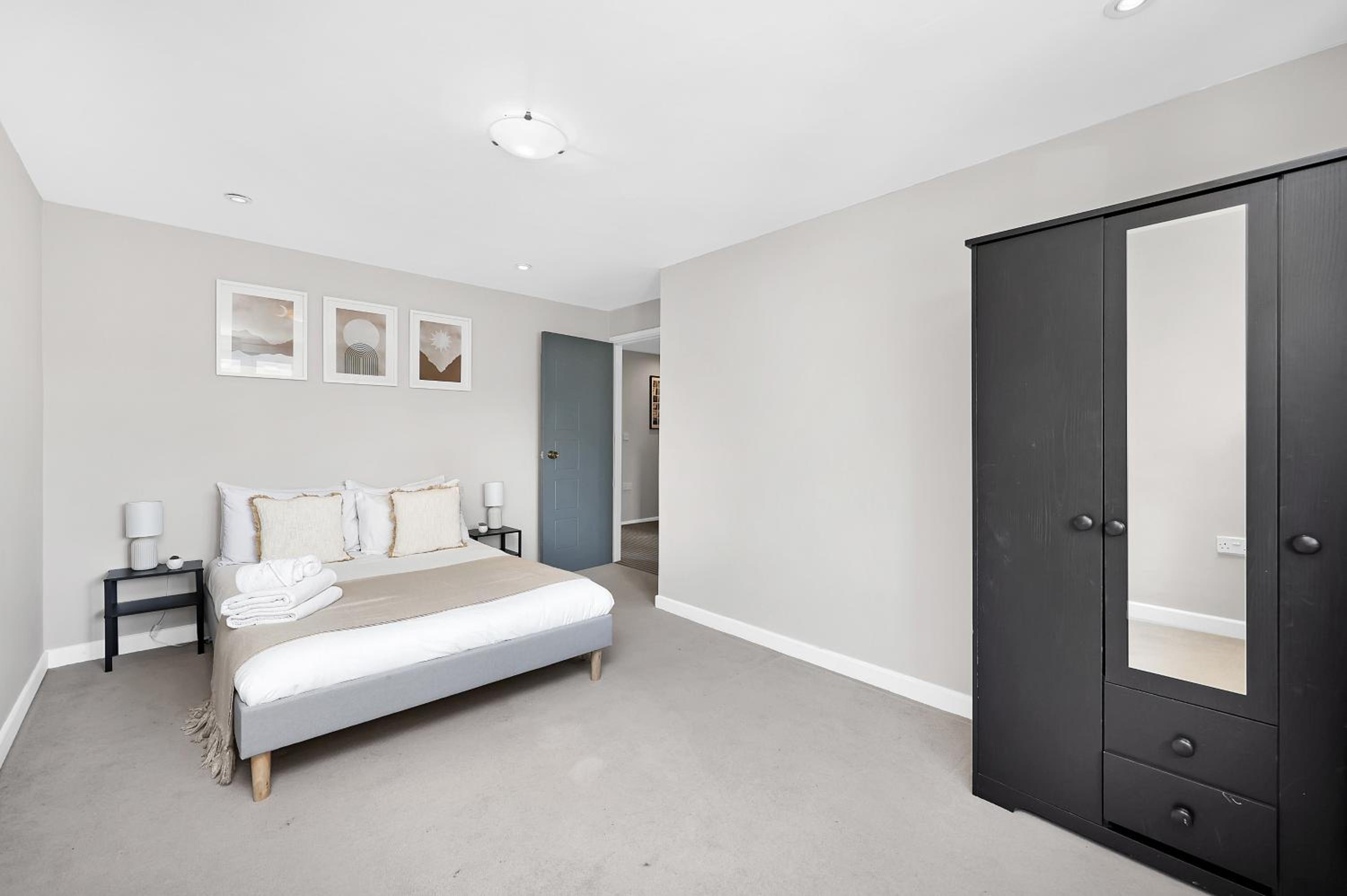 4-bedhouse with parking in Greenwich! Sleeps 10!