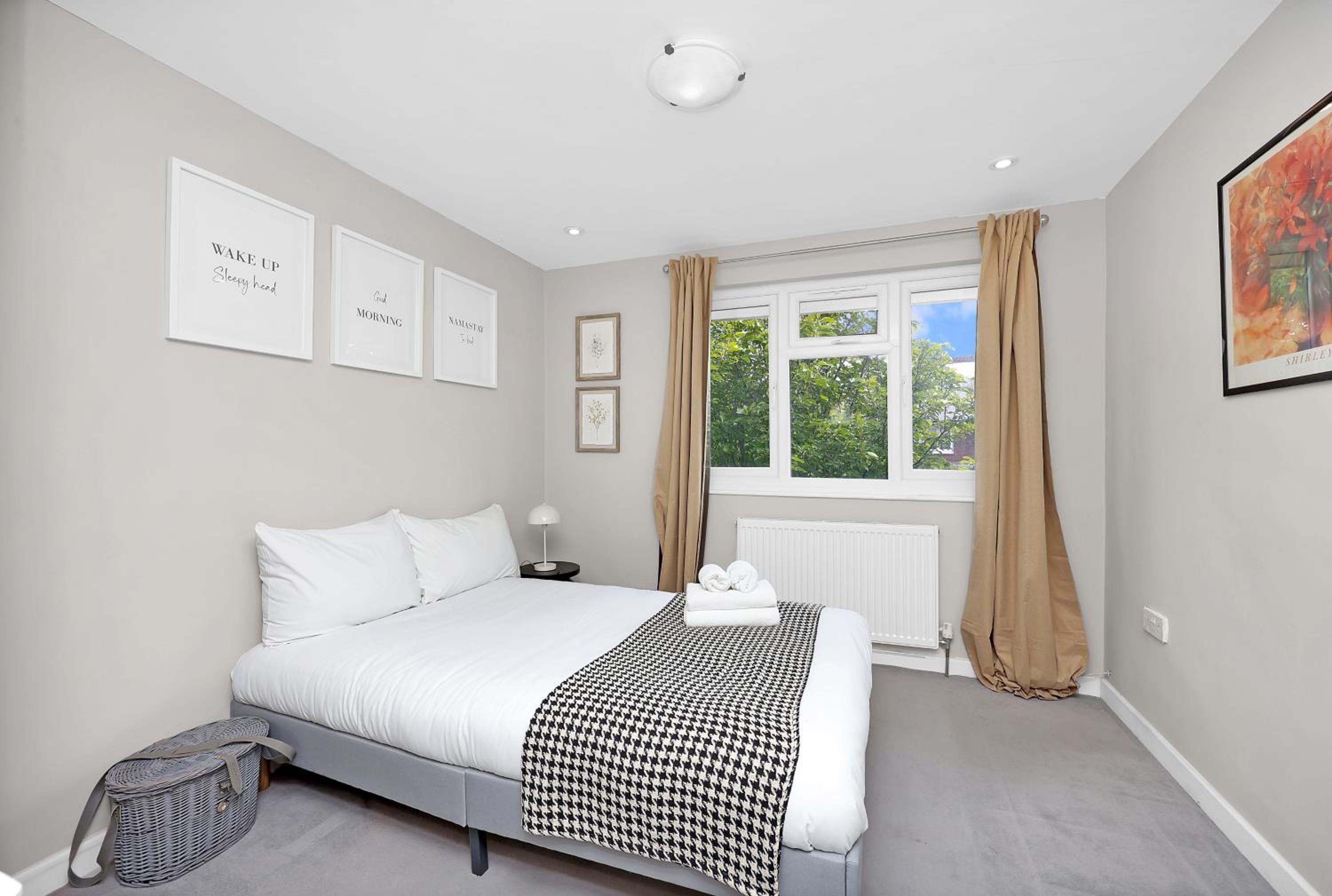 4-bedhouse with parking in Greenwich! Sleeps 10!