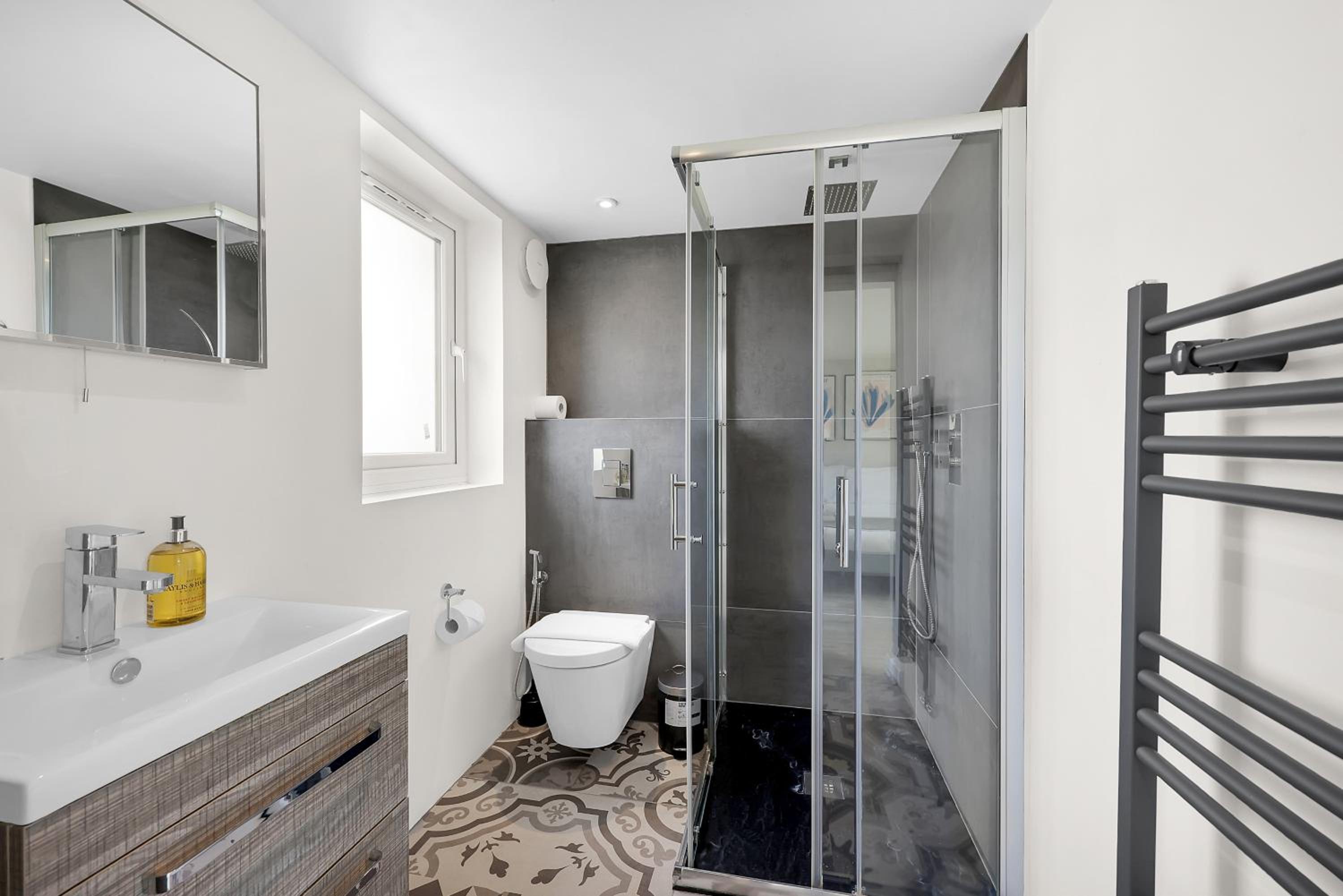 4-bedhouse with parking in Greenwich! Sleeps 10!