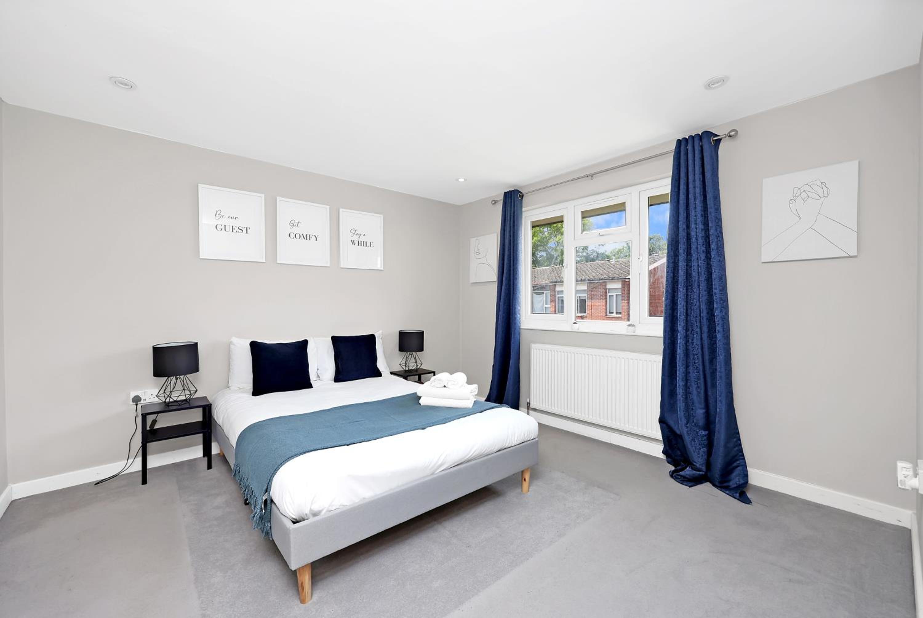 4-bedhouse with parking in Greenwich! Sleeps 10!