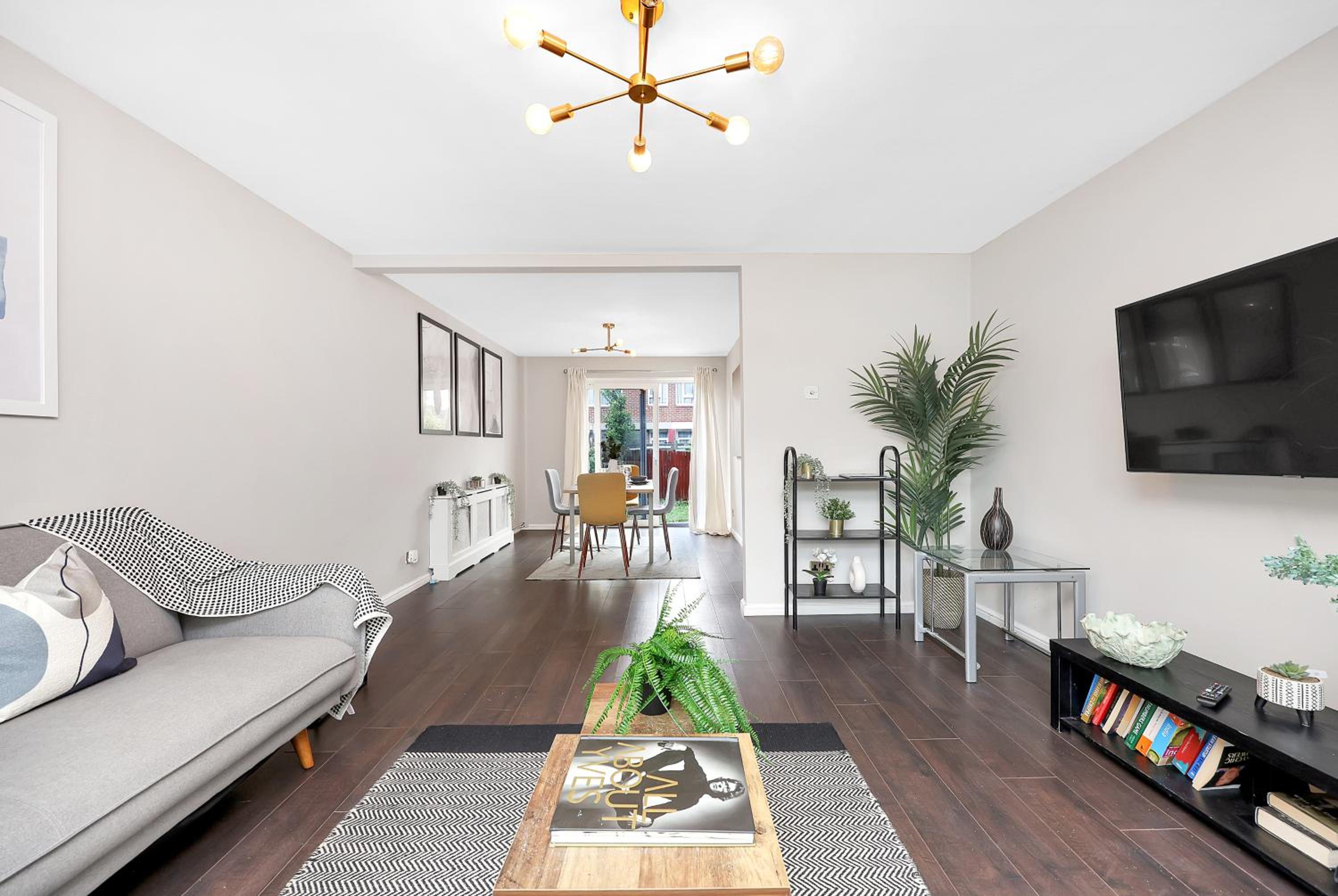 4-bedhouse with parking in Greenwich! Sleeps 10!