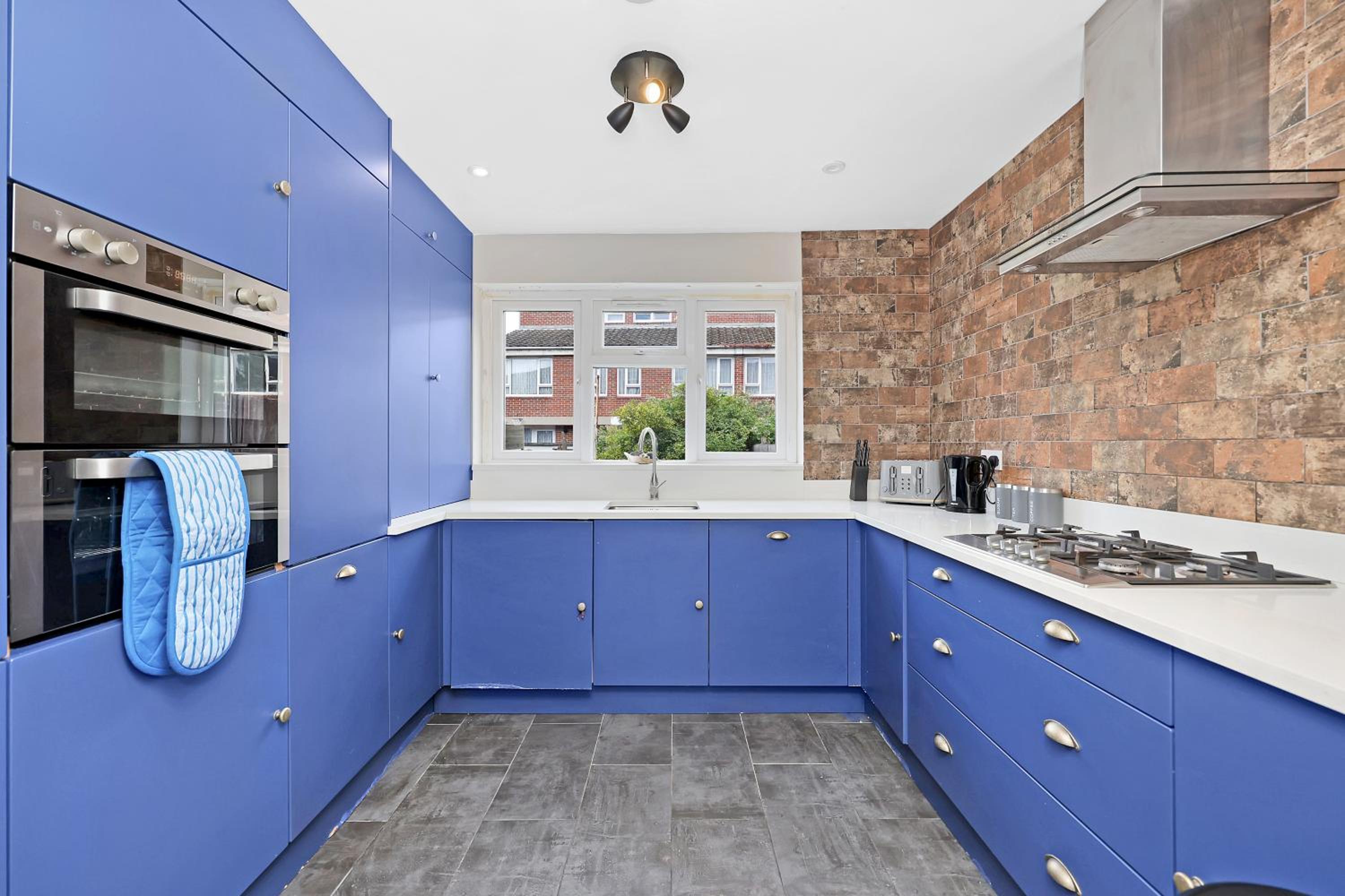 4-bedhouse with parking in Greenwich! Sleeps 10!