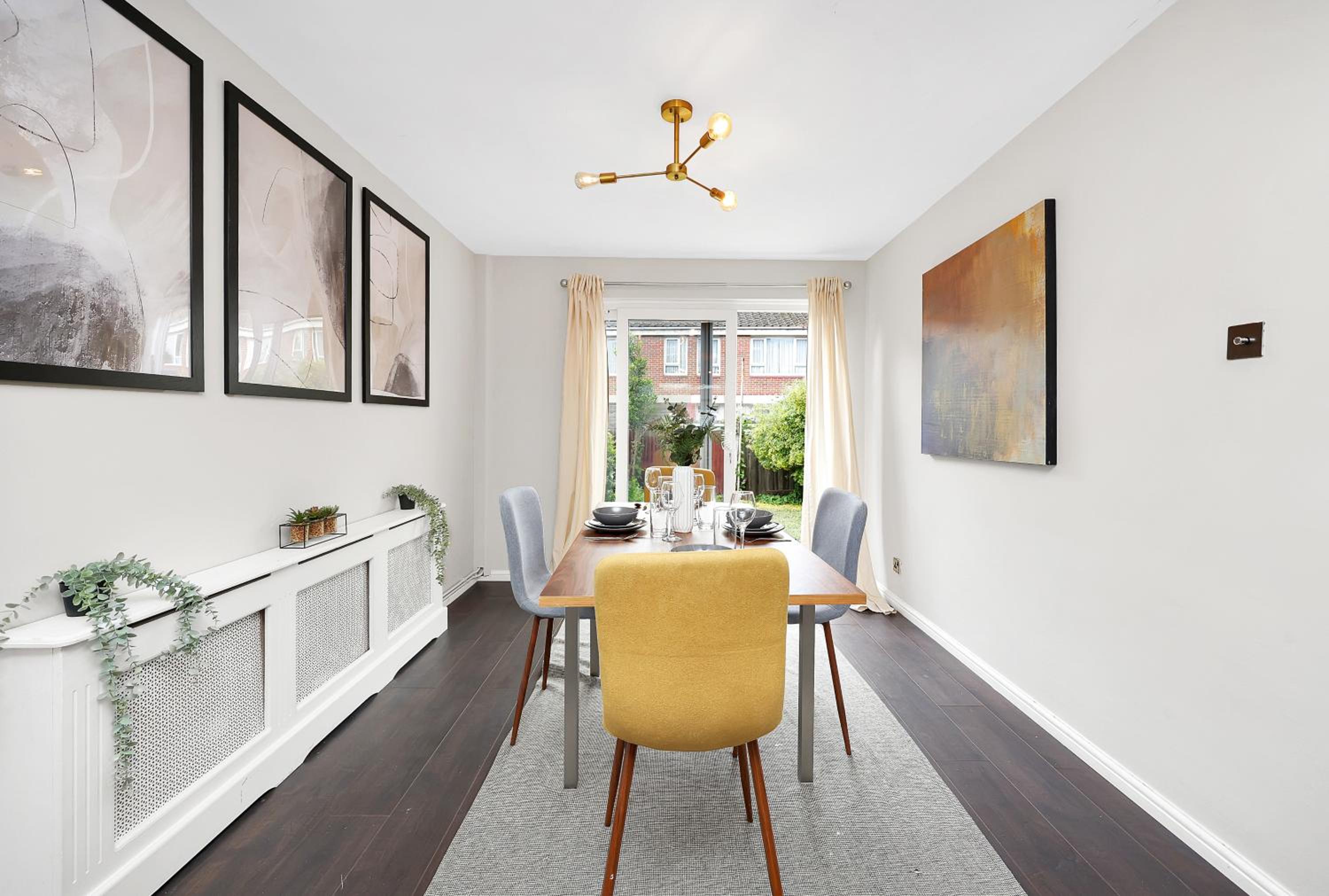 4-bedhouse with parking in Greenwich! Sleeps 10!