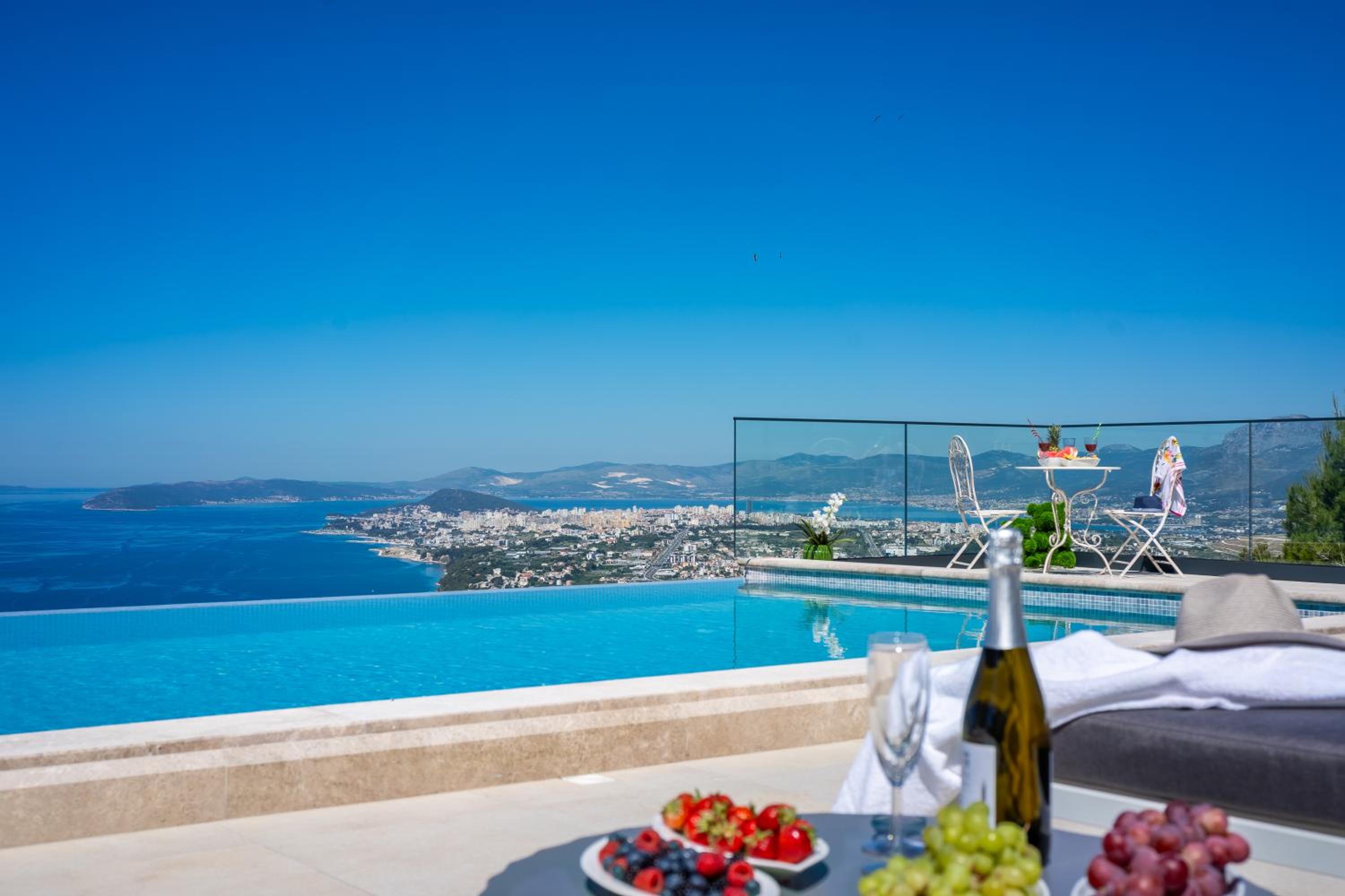 Villa Naaria, unique view, infinity pool and complete privacy view 3