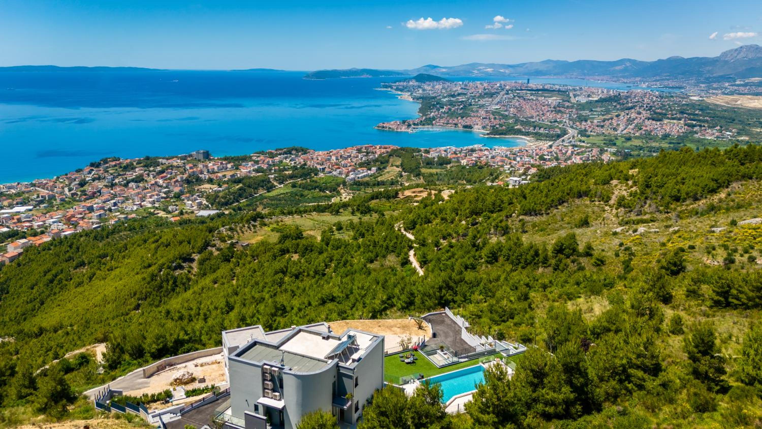 Villa Naaria, unique view, infinity pool and complete privacy view 2