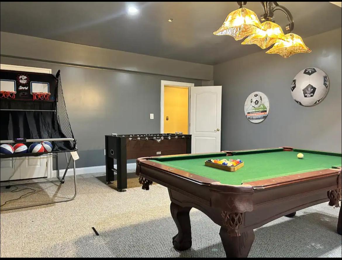 Luxury BnB Guest suite with movie theater, Lounge and Gameroom