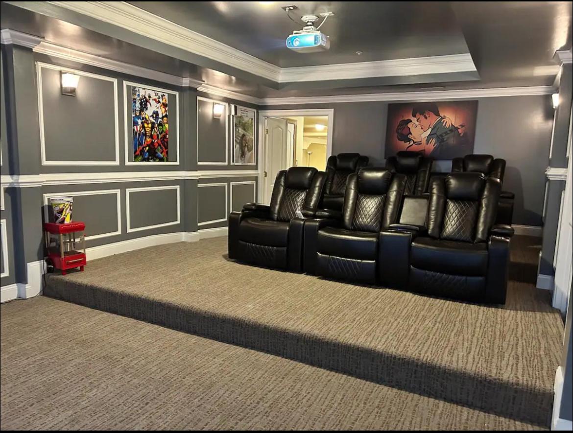 Luxury BnB Guest suite with movie theater, Lounge and Gameroom