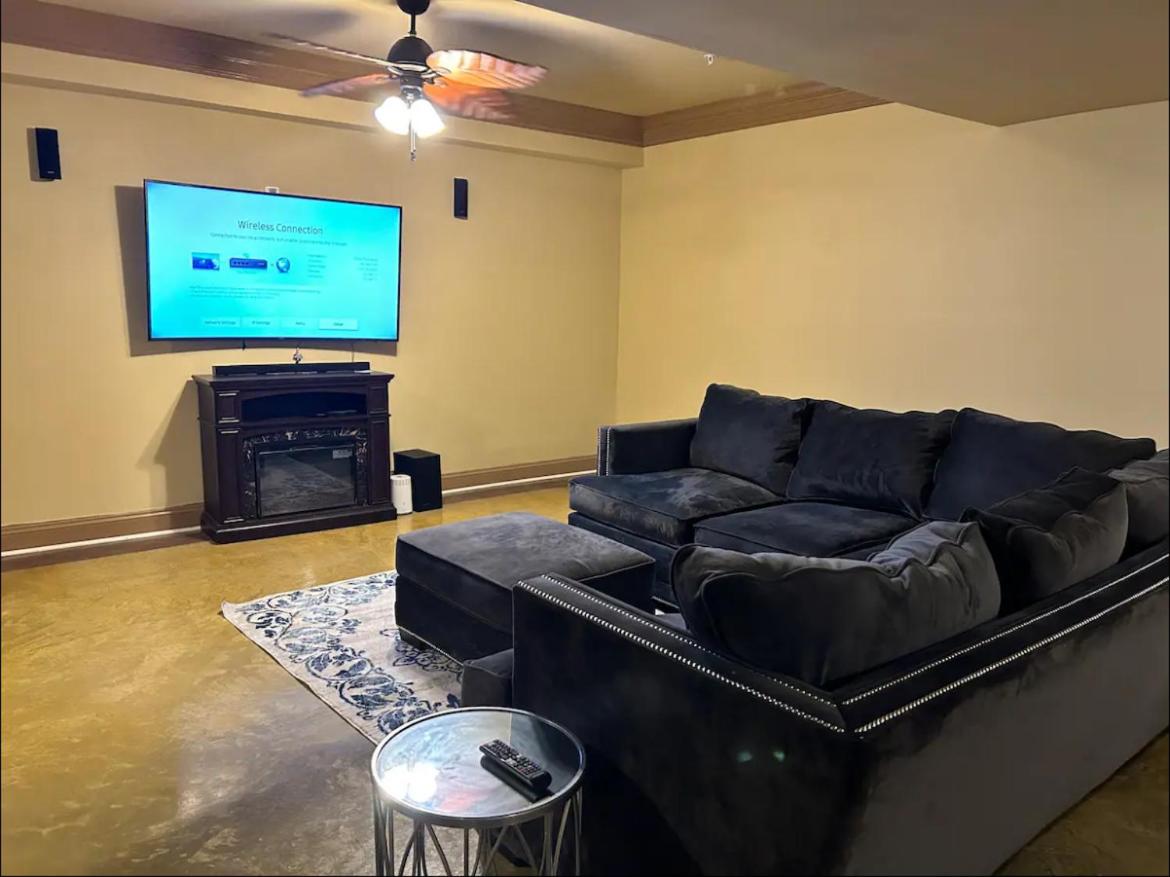Luxury BnB Guest suite with movie theater, Lounge and Gameroom