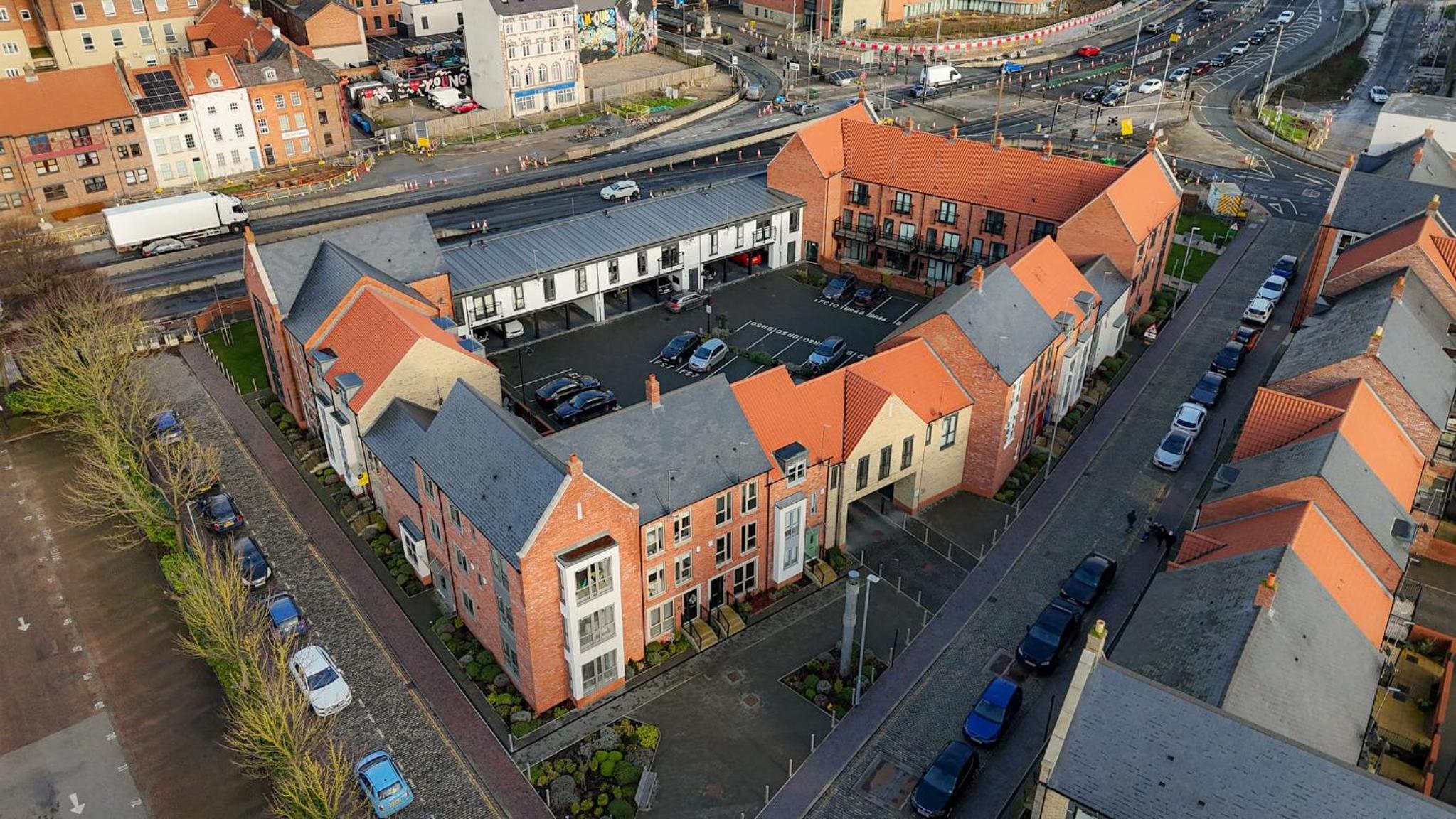 Modern home in the Hull Marina view 4
