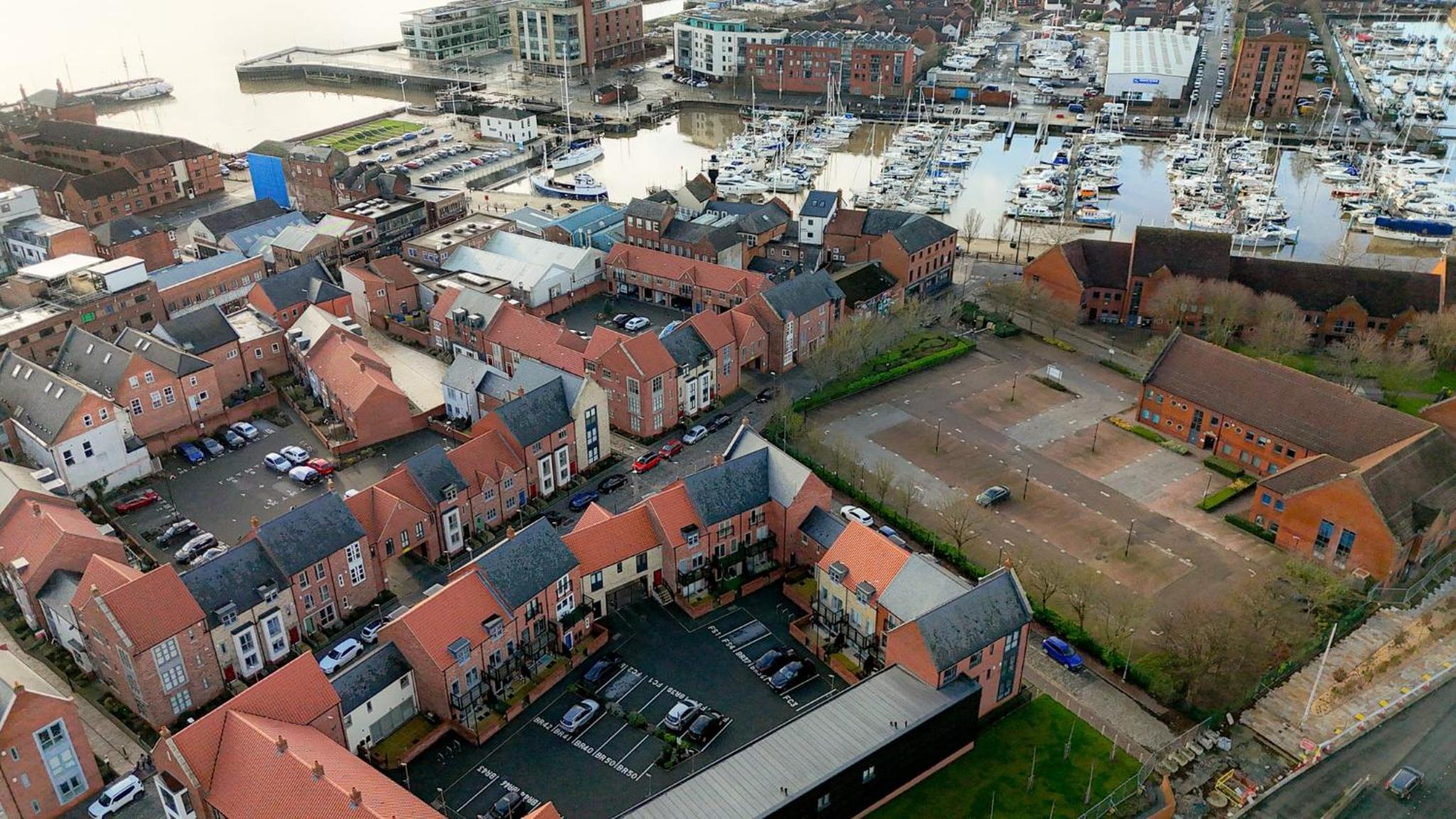 Modern home in the Hull Marina view 5