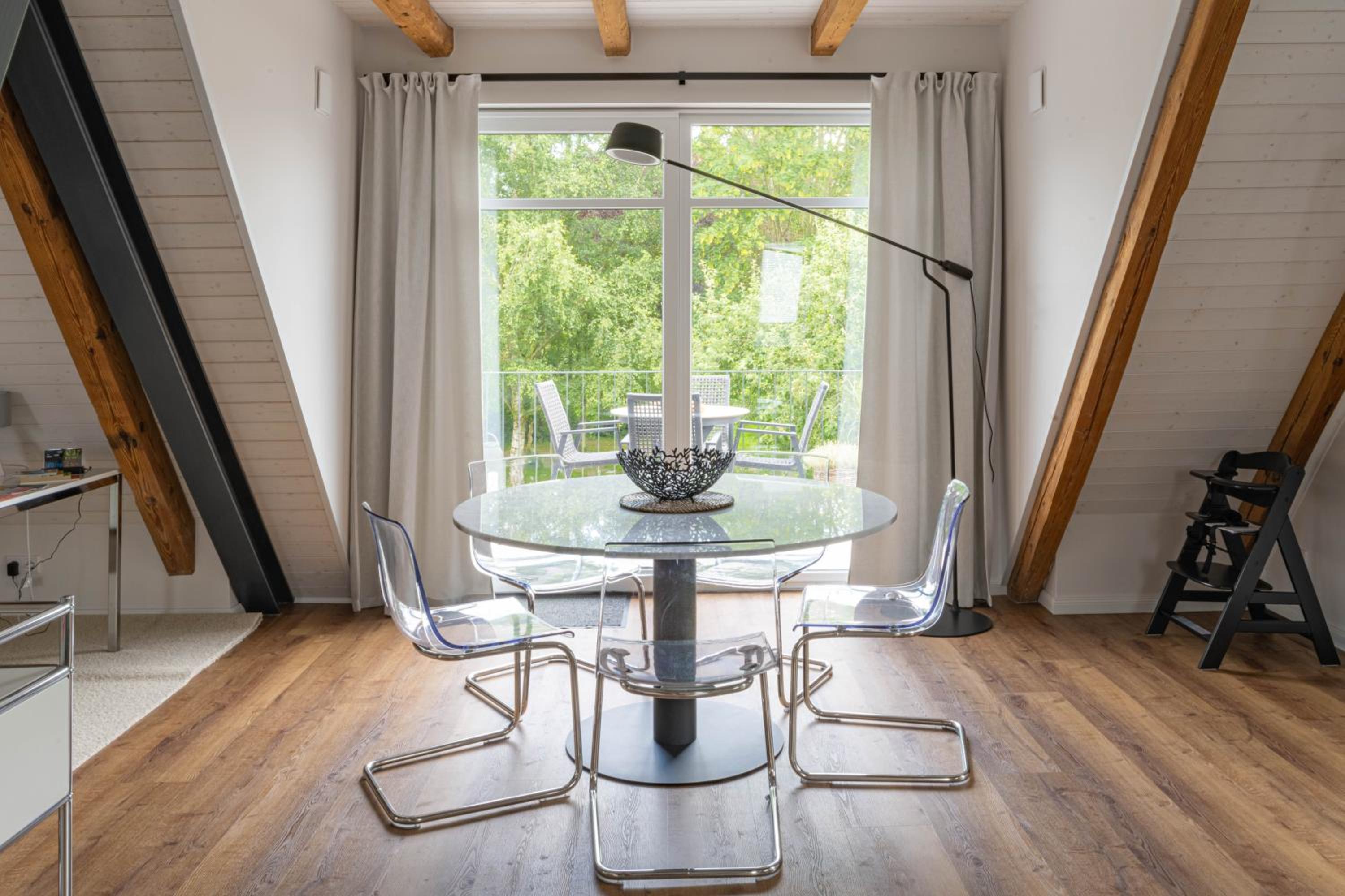 Traumhafte Ferienwohnung am Park, großer Balkon, voll ausgestattete Küche, Schreibtisch, WiFi, Smart TV, Carport, Wallbox, Fahrräder
