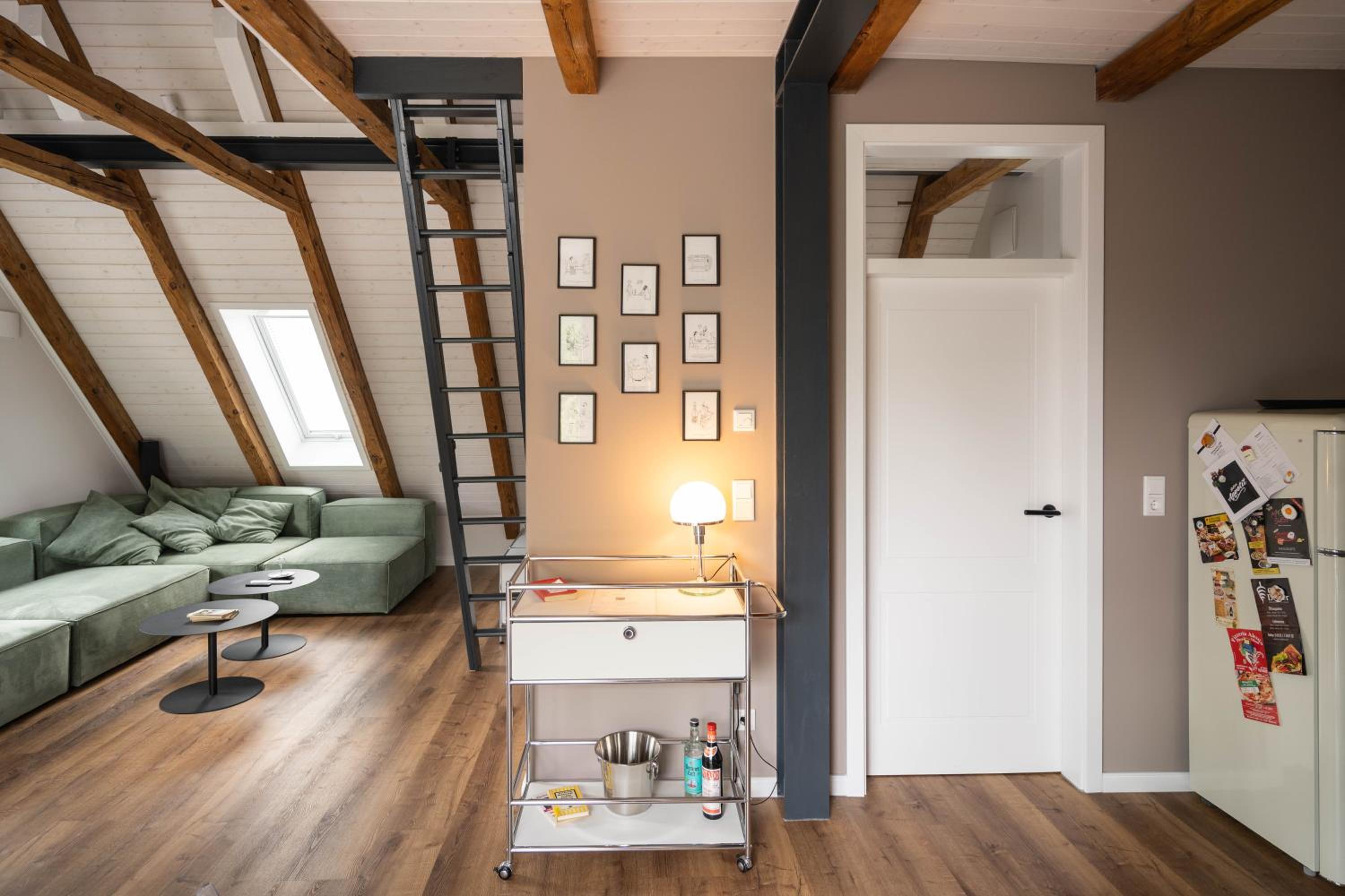 Traumhafte Ferienwohnung am Park, großer Balkon, voll ausgestattete Küche, Schreibtisch, WiFi, Smart TV, Carport, Wallbox, Fahrräder