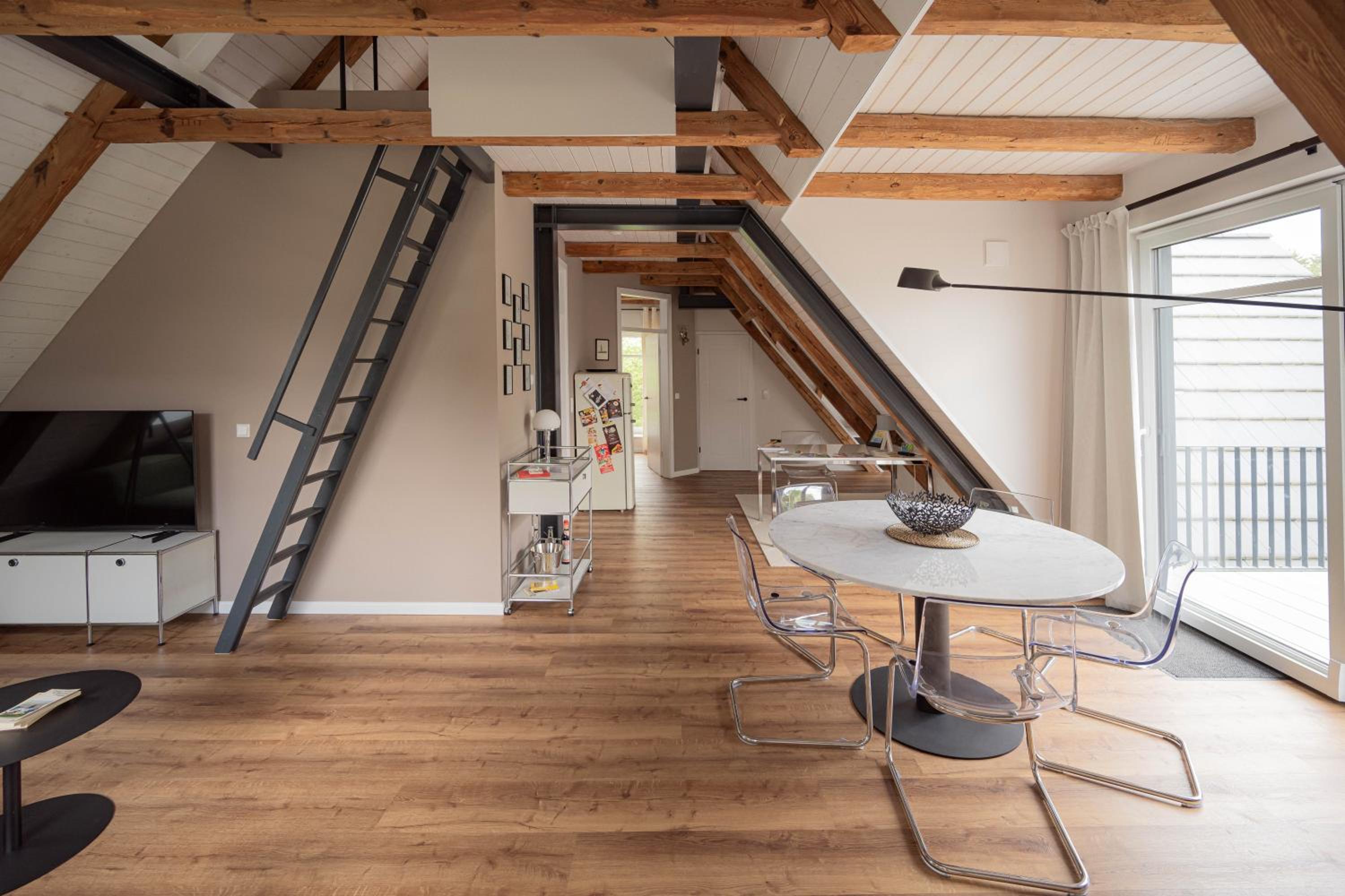 Traumhafte Ferienwohnung am Park, großer Balkon, voll ausgestattete Küche, Schreibtisch, WiFi, Smart TV, Carport, Wallbox, Fahrräder