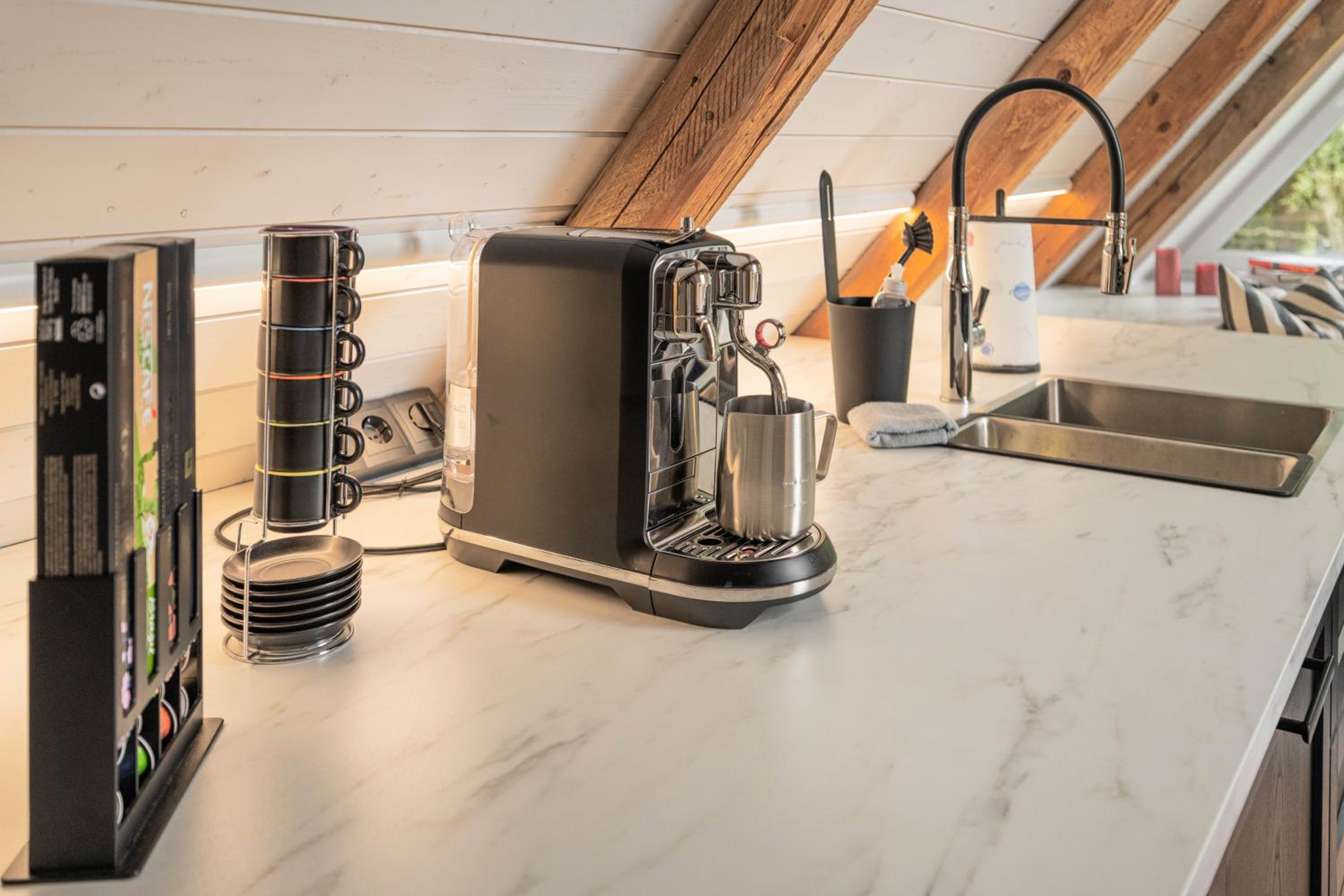Traumhafte Ferienwohnung am Park, großer Balkon, voll ausgestattete Küche, Schreibtisch, WiFi, Smart TV, Carport, Wallbox, Fahrräder