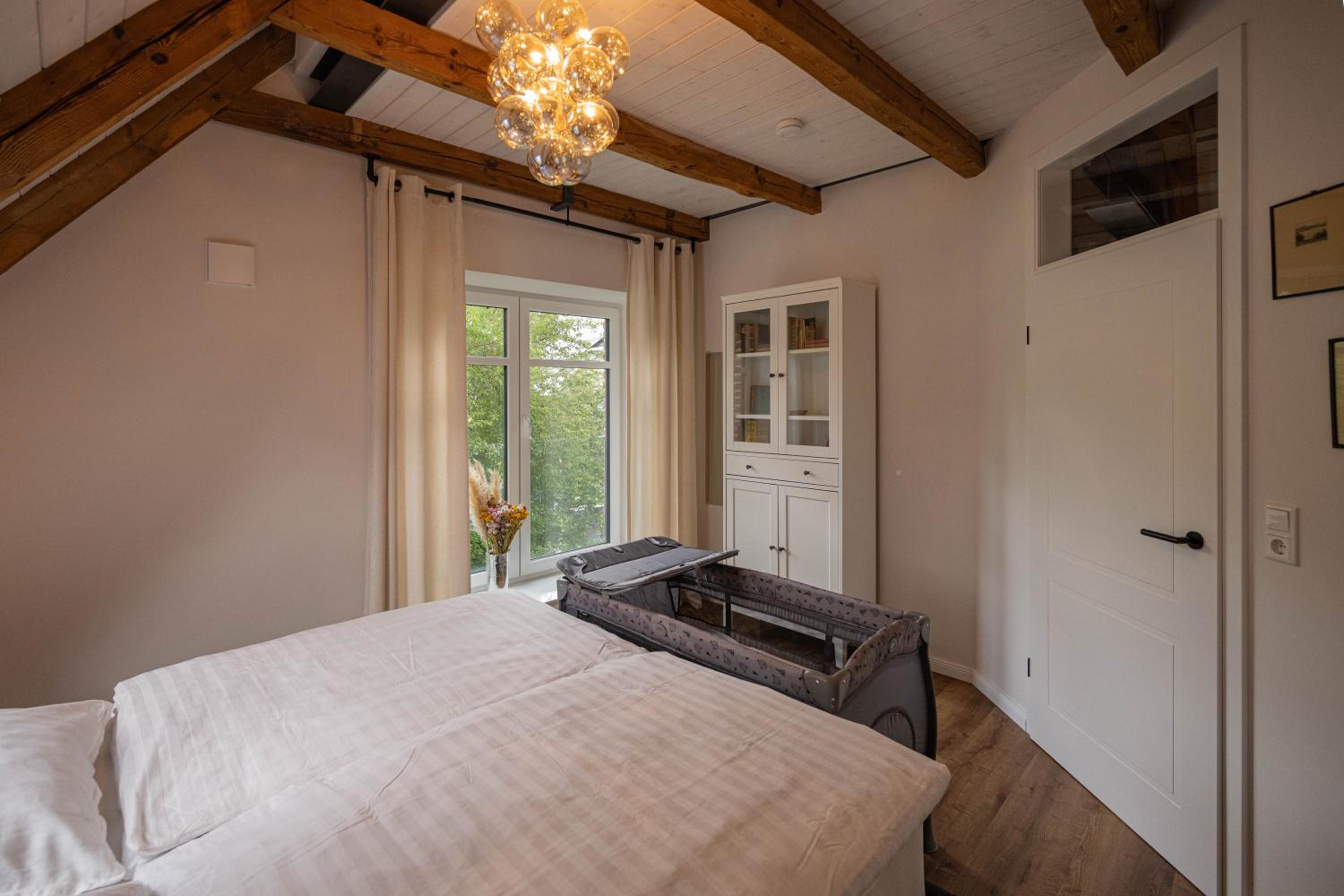 Traumhafte Ferienwohnung am Park, großer Balkon, voll ausgestattete Küche, Schreibtisch, WiFi, Smart TV, Carport, Wallbox, Fahrräder