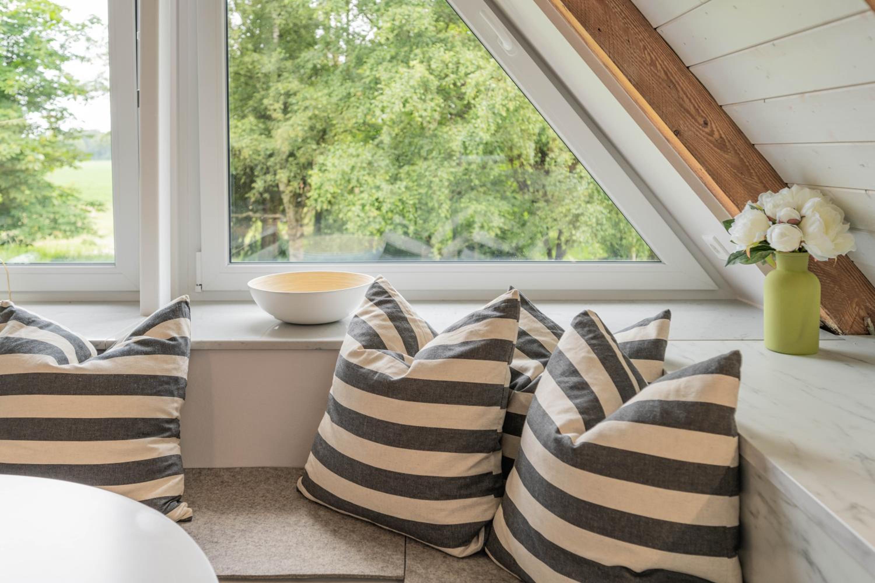 Traumhafte Ferienwohnung am Park, großer Balkon, voll ausgestattete Küche, Schreibtisch, WiFi, Smart TV, Carport, Wallbox, Fahrräder