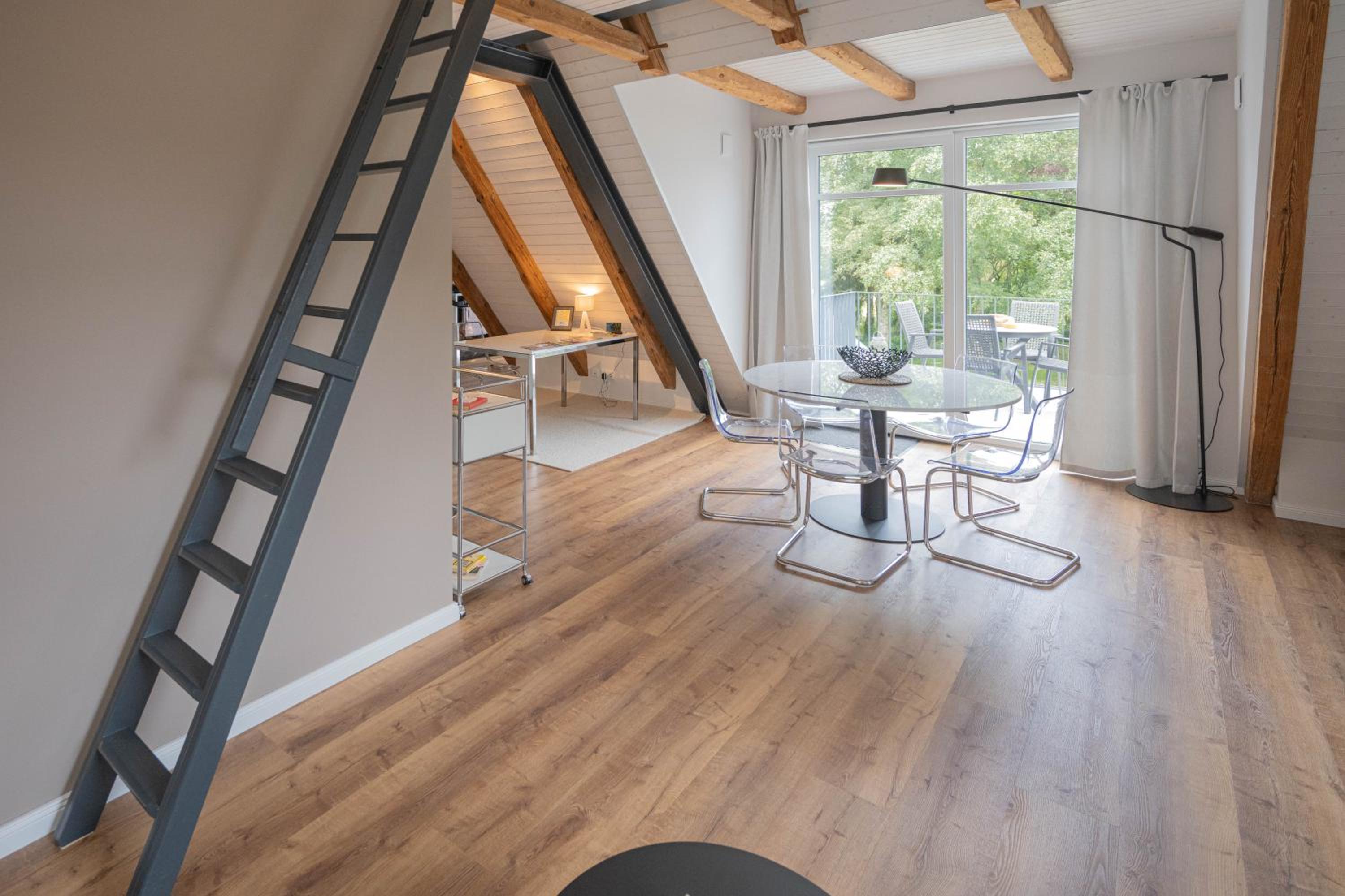 Traumhafte Ferienwohnung am Park, großer Balkon, voll ausgestattete Küche, Schreibtisch, WiFi, Smart TV, Carport, Wallbox, Fahrräder