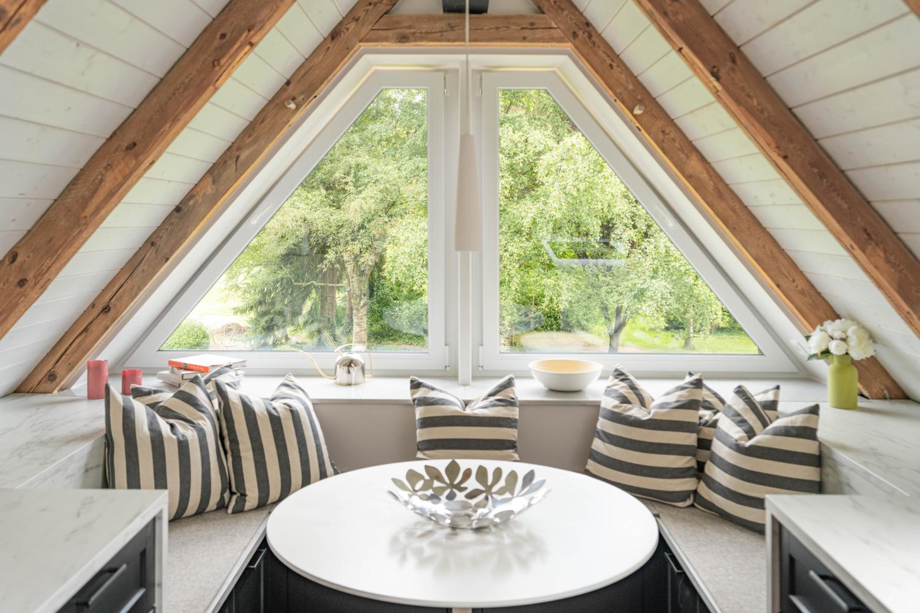 Traumhafte Ferienwohnung am Park, großer Balkon, voll ausgestattete Küche, Schreibtisch, WiFi, Smart TV, Carport, Wallbox, Fahrräder