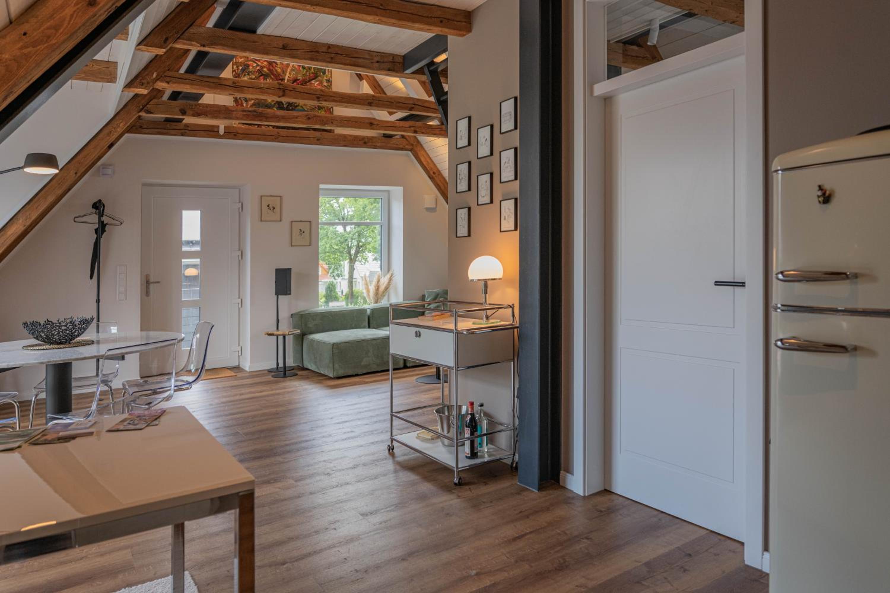 Traumhafte Ferienwohnung am Park, großer Balkon, voll ausgestattete Küche, Schreibtisch, WiFi, Smart TV, Carport, Wallbox, Fahrräder