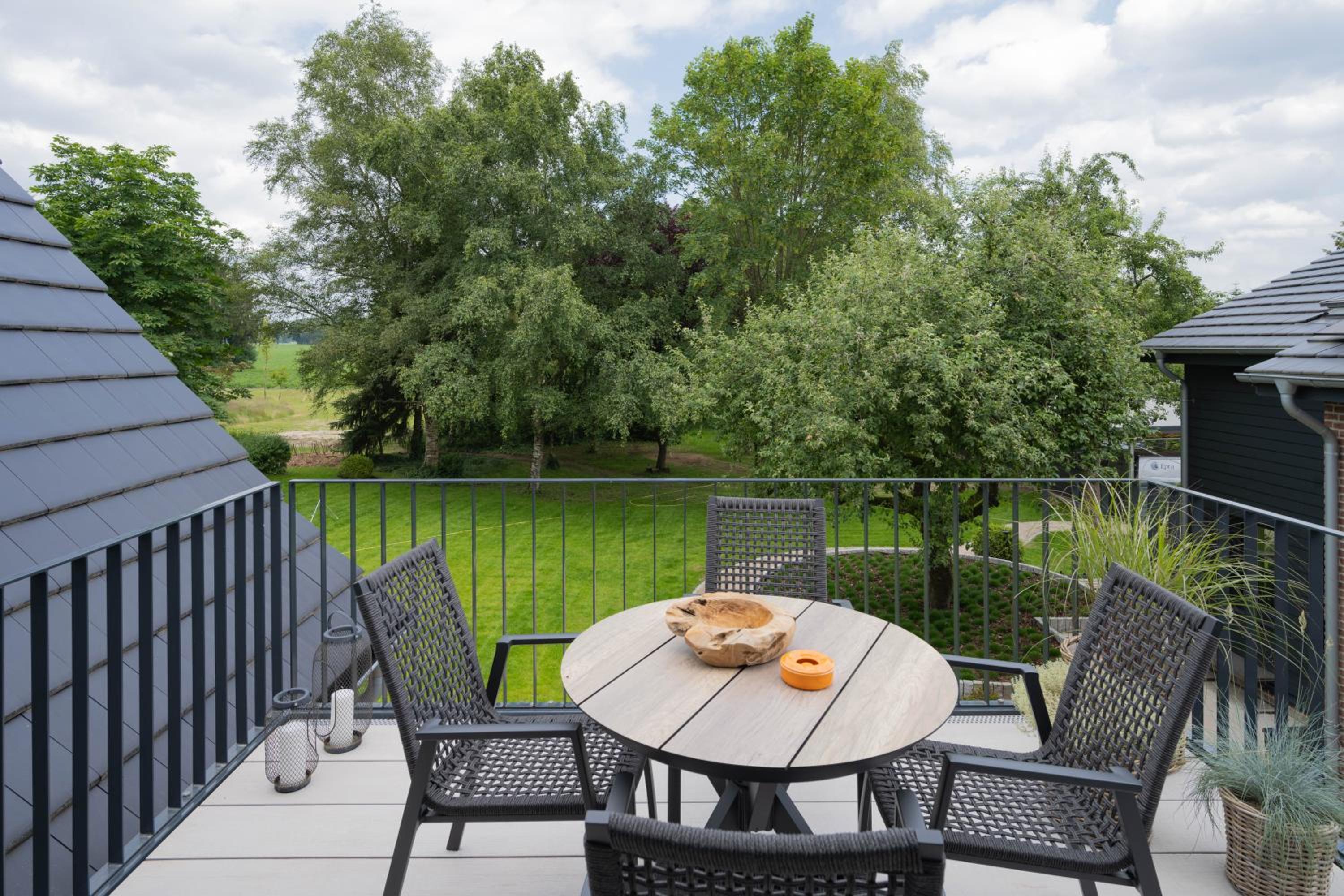 Traumhafte Ferienwohnung am Park, großer Balkon, voll ausgestattete Küche, Schreibtisch, WiFi, Smart TV, Carport, Wallbox, Fahrräder